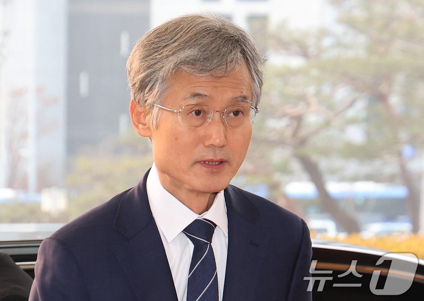 본문 이미지 - 조희대 대법원장이 20일 서울 서초구 대법원으로 출근하고 있다. 조 대법원장은 이날 긴급 대법관 회의를 열고 윤석열 대통령 지지 시위대의 서울서부지법 난입·불법 점거 사태 수습 방안 논의에 나선다. 2025.1.20/뉴스1 ⓒ News1 송원영 기자