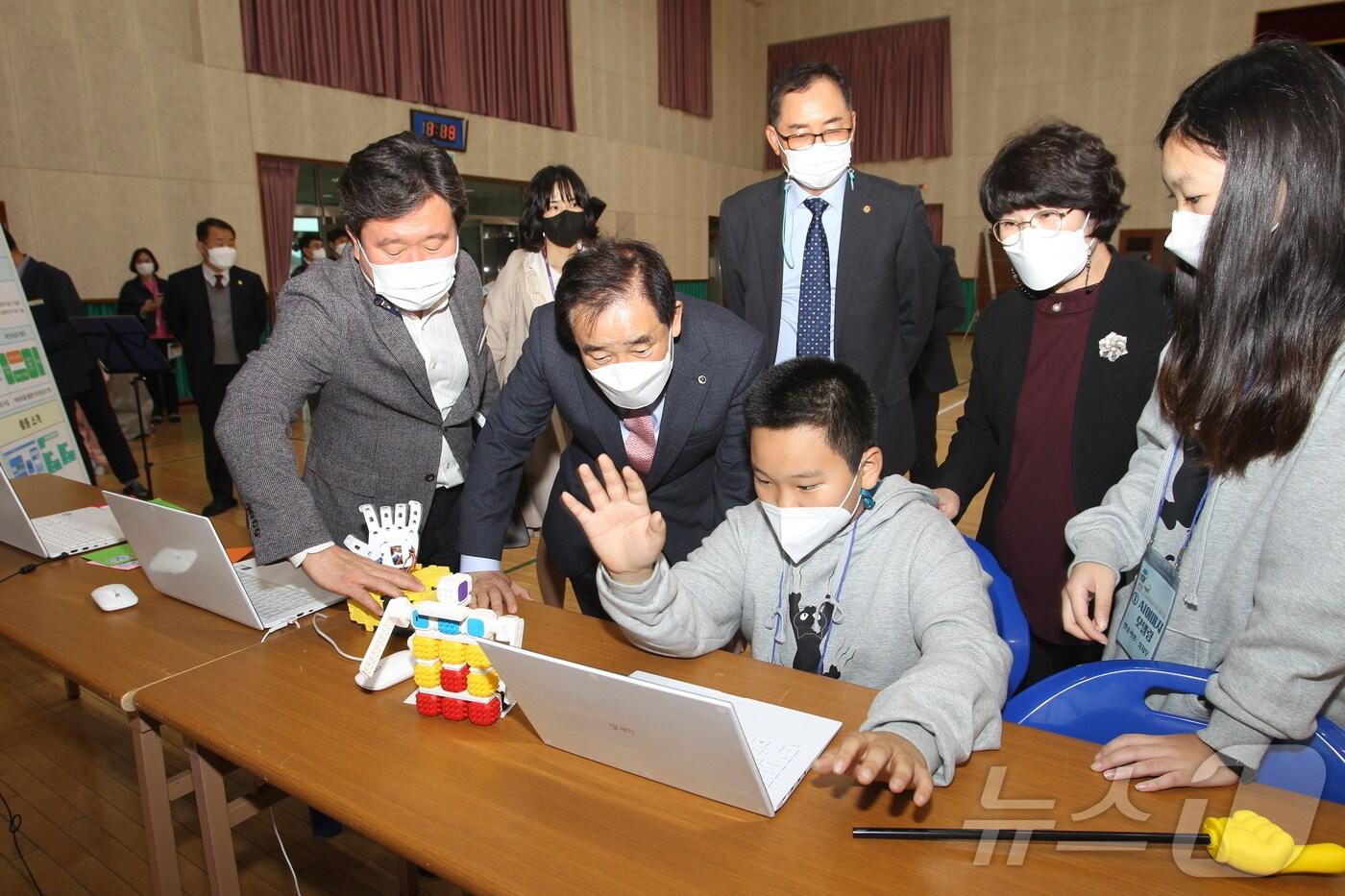 충북 진천군 스마트교육 현황 점검 모습/뉴스1