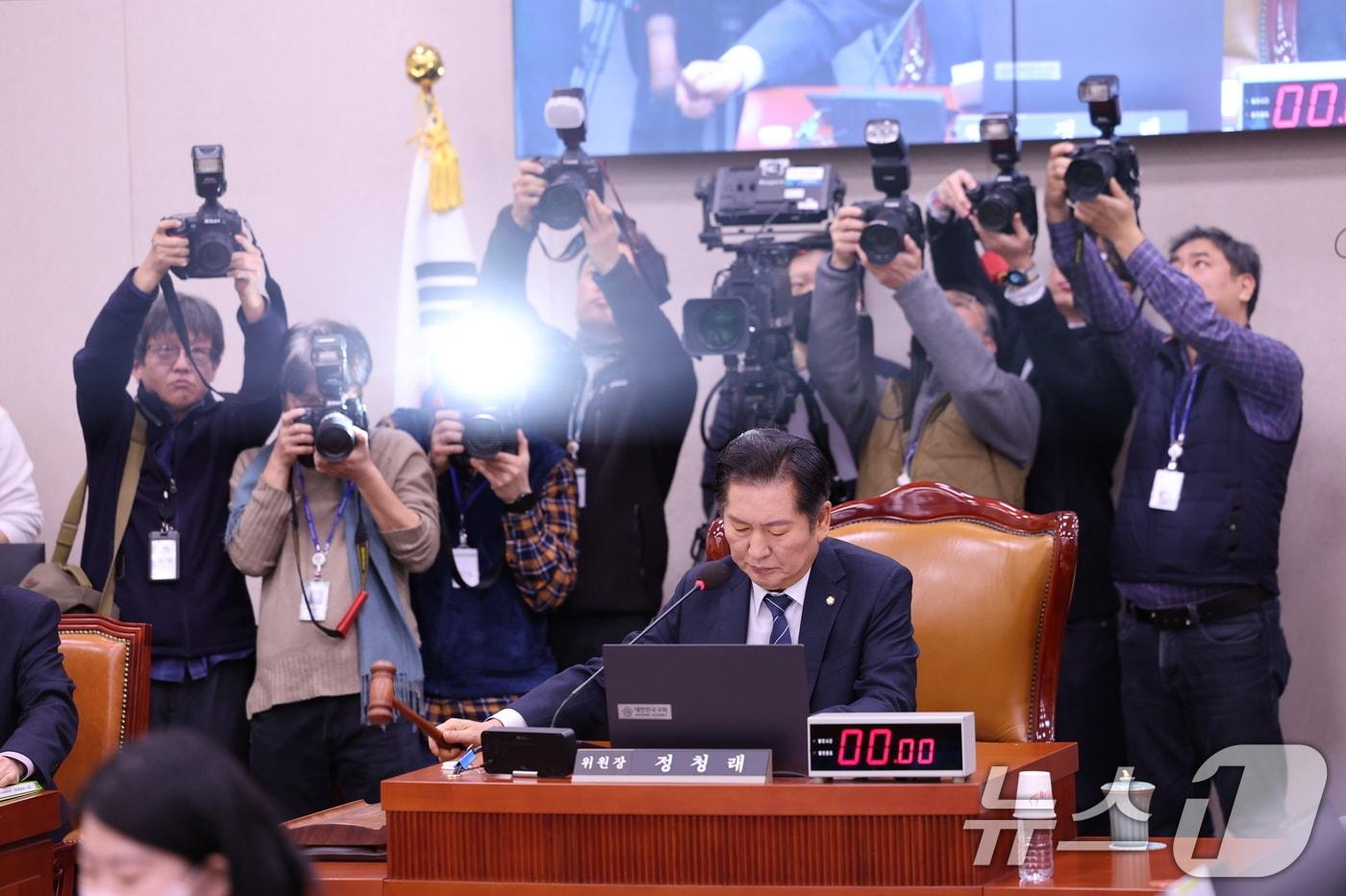 정청래 국회 법제사법위원회 위원장이 20일 오전 서울 여의도 국회에서 열린 법사위 제2차 전체회의에서 의사봉을 두드리고 있다. 이날 위원회는 서울서부지방법원 소요사태 관련 긴급현안질의를 진행한다. 2025.1.20/뉴스1 ⓒ News1 이재명 기자