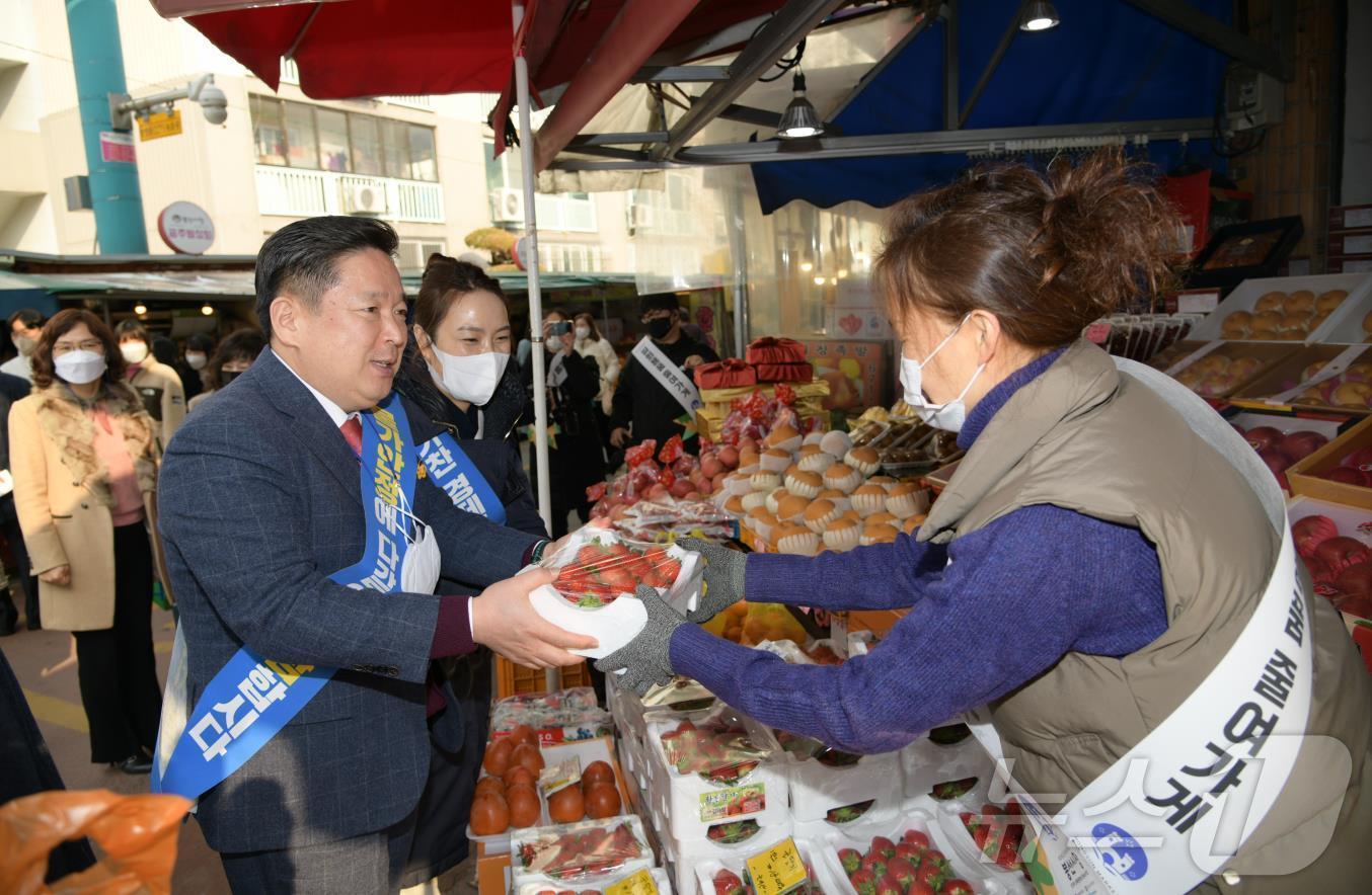 본문 이미지 - 설 명절 장보는 김병내 남구청장의 모습.(광주 남구 제공)2025.1.20/뉴스1