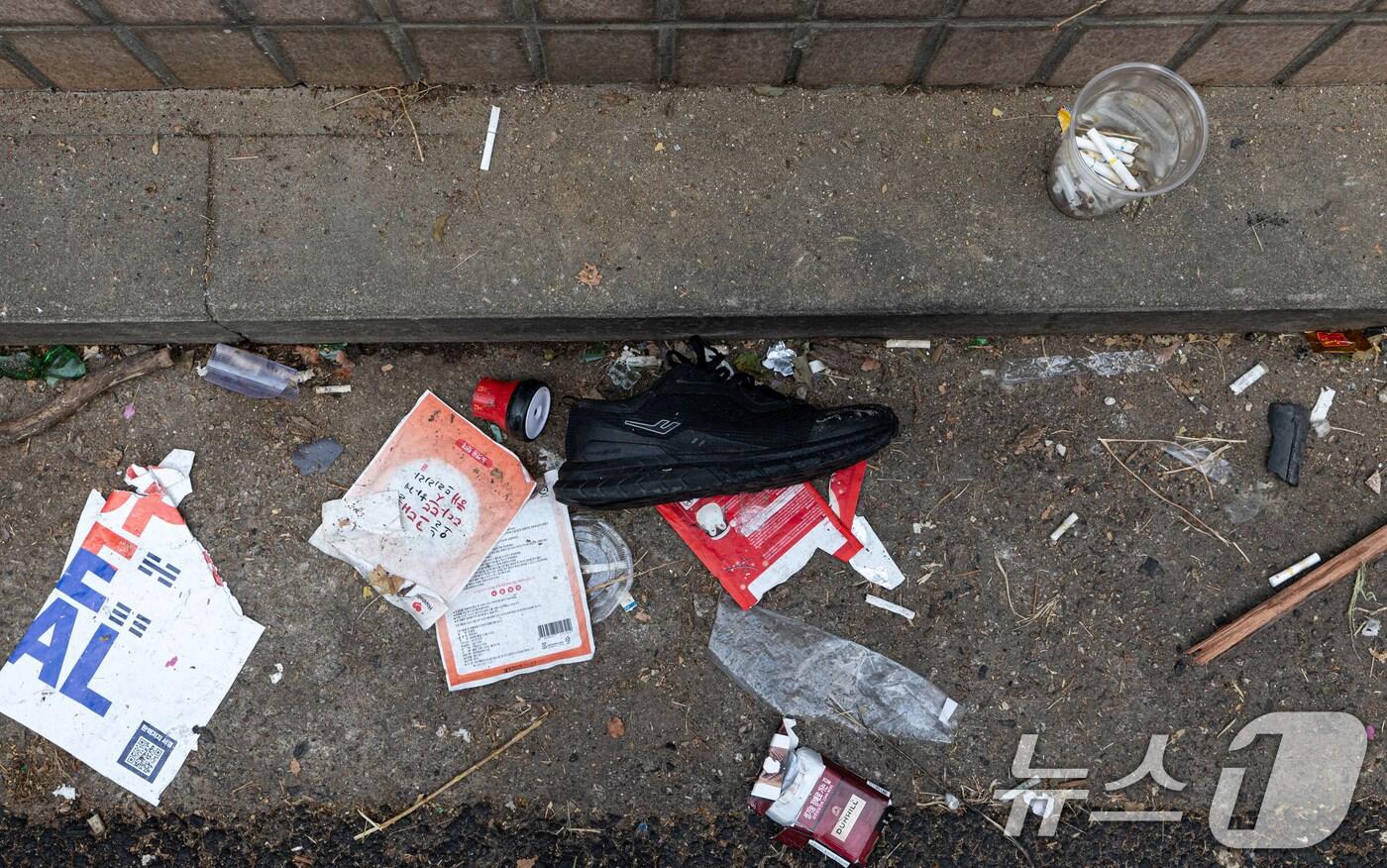 20일 오전 서울 마포구 서울서부지방법원에 윤석열 대통령 지지자들의 난입 사태 이후 손피켓 등 흔적이 남아있다. 한편 윤석열 대통령의 구속영장 발부 직후 지지자들의 집단 난입과 폭력사태로 아수라장이 된 서울서부지방법원은 이날부터 정상운영에 들어간다. 다만 차량 운행은 불가능하고, 법원 출입 시 신분확인이 필요하다. 2025.1.20/뉴스1 ⓒ News1 이승배 기자