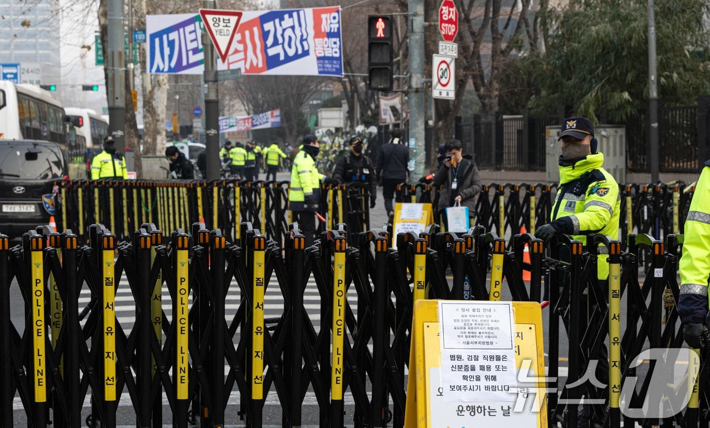 20일 오전 서울 마포구 서울서부지방법원에 윤석열 대통령 지지자들의 난입 사태로 인해 출입통제가 강화되고 있다. 2025.1.20/뉴스1 ⓒ News1 이승배 기자