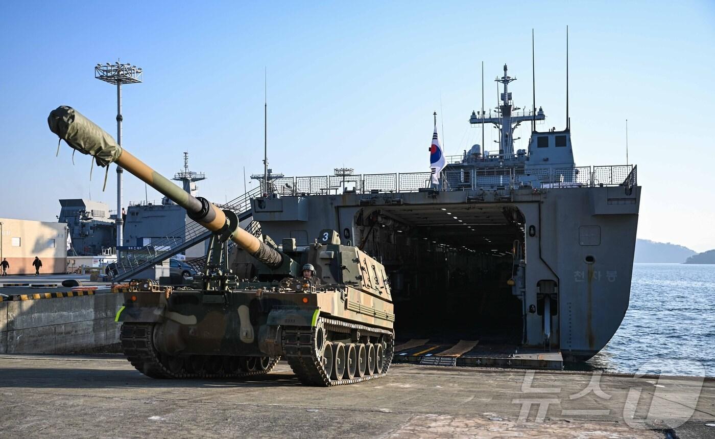 천자봉함에 탑재 중인 K-9 자주포. (국방부 제공)