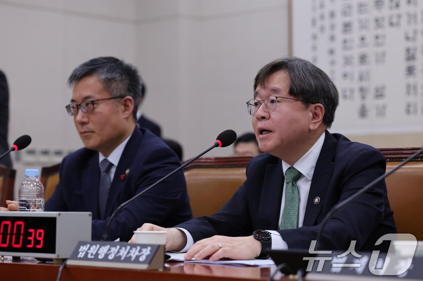 배형원 법원행정처 차장이 20일 오전 서울 여의도 국회에서 열린 법제사법위원회 전체회의에서 서울서부지방법원 소요사태 관련 의원 질의에 답변하고 있다. 2025.1.20/뉴스1 ⓒ News1 이재명 기자