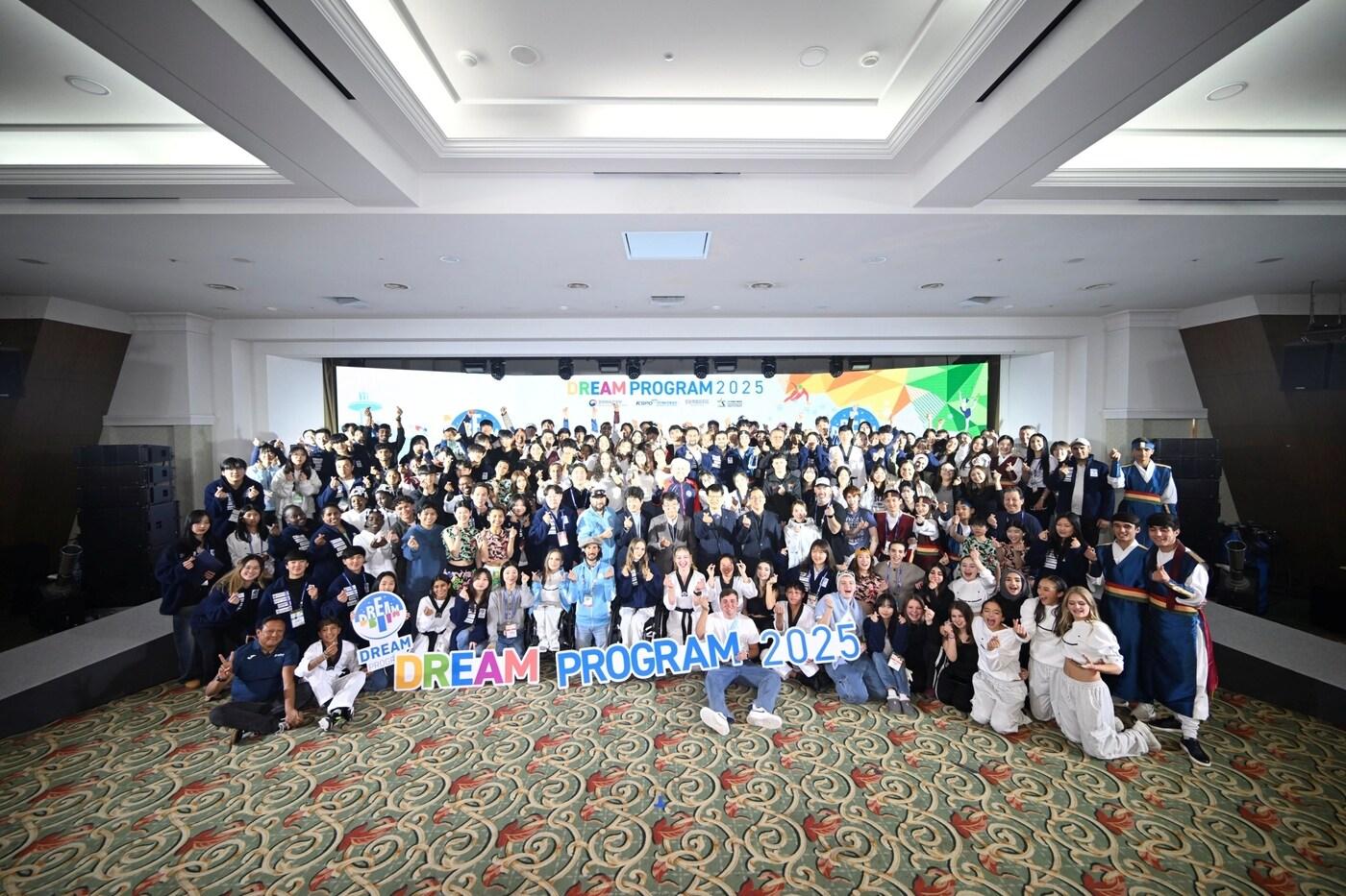 18일 강원 평창군 용평 그린피아콘도에서 '2025 드림 프로그램' 폐회식 후 단체 기념 사진을 촬영하는 모습. (2018 평창 기념재단 제공)