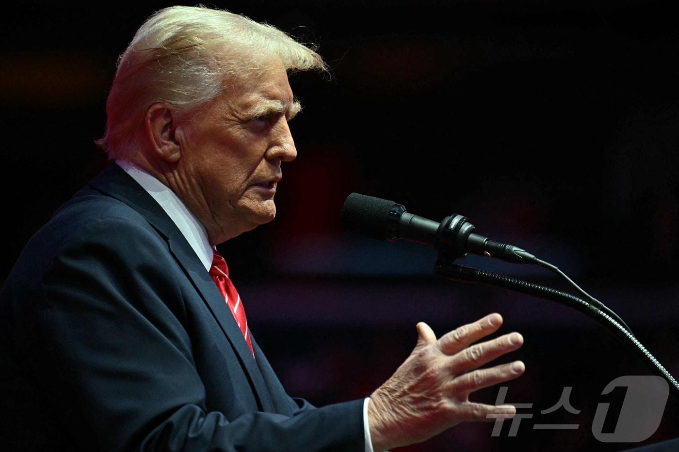 도널드 트럼프 미국 대통령 당선인이 19일&#40;현지시간&#41; 취임 하루를 앞두고 워싱턴 &#39;캐피털 원 아레나&#39; 경기장에서 열린 MAGA 대선 승리 축하 집회서 &#34;내일을 시작으로 미국이 직면한 모든 위기를 해결하기 위해 역사적인 속도와 힘으로 행동하겠다＂고 말하고 있다. 2025.01,20 ⓒ AFP=뉴스1 ⓒ News1 우동명 기자