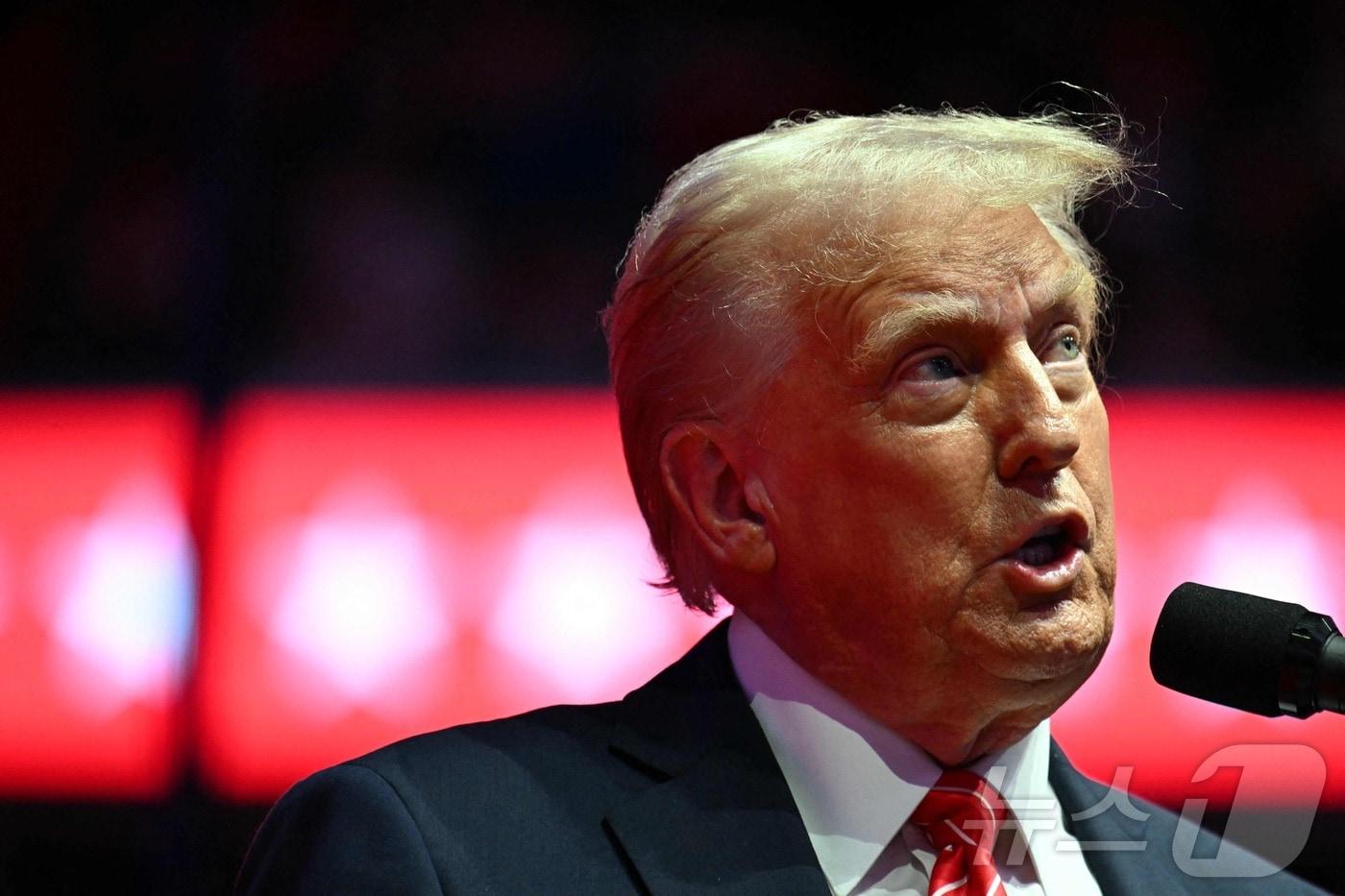 도널드 트럼프 미국 대통령 당선인이 19일(현지시간) 취임 하루를 앞두고 워싱턴 '캐피털 원 아레나' 경기장에서 열린 MAGA 대선 승리 축하 집회서 "우리는 워싱턴의 실패하고 부패한 정치 기득권과 행정부의 군림을 끝내겠다＂고 말하고 있다. 2025.01,20 ⓒ AFP=뉴스1 ⓒ News1 우동명 기자