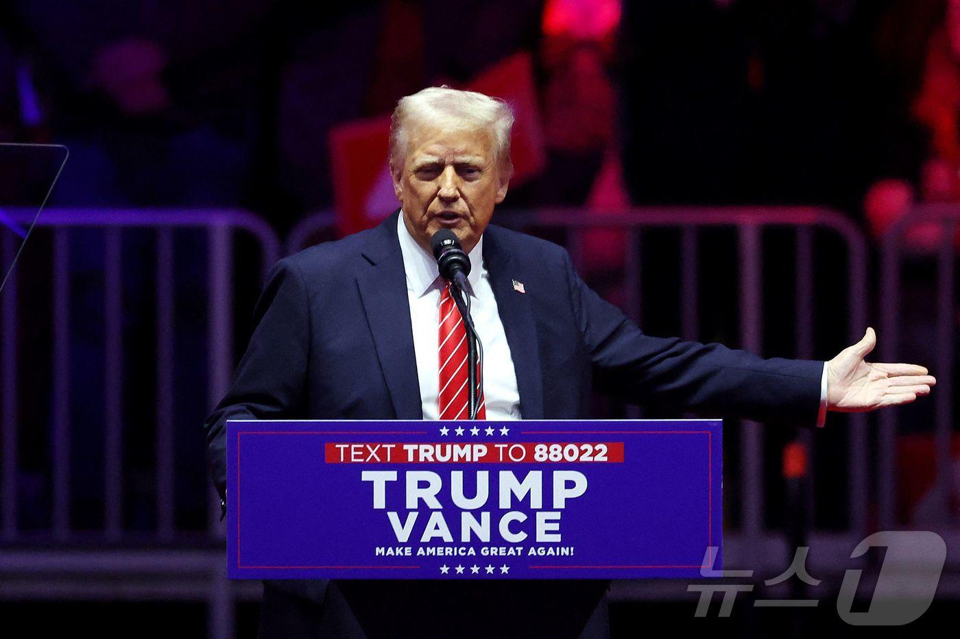 도널드 트럼프 미국 대통령 당선인이 19일&#40;현지시간&#41; 취임 하루를 앞두고 워싱턴 &#39;캐피털 원 아레나&#39; 경기장에서 열린 MAGA 대선 승리 축하 집회서 연설을 하고 있다. 2025.01,20 ⓒ AFP=뉴스1 ⓒ News1 우동명 기자