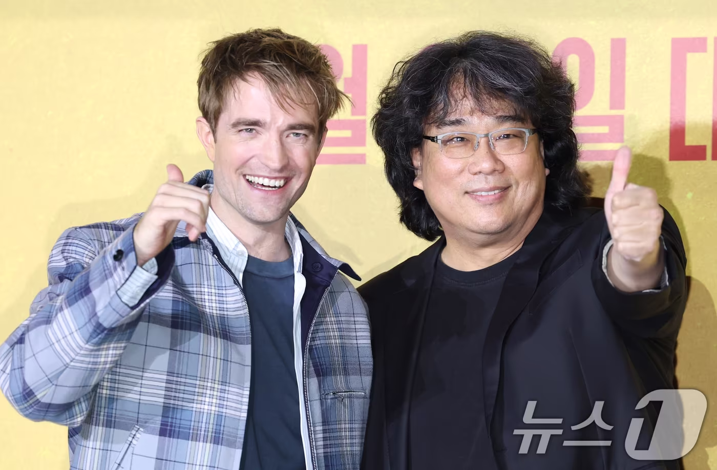 배우 로버트 패틴슨과 봉준호 감독&#40;오른쪽&#41;이 20일 서울 용산구 CGV 용산아이파크몰에서 열린 영화 &#39;미키17&#39; 내한 기자간담회에 참석해 포즈를 취하고 있다. &#39;미키17&#39;은 위험한 일에 투입되는 소모품&#40;익스펜더블&#41;으로, 죽으면 다시 프린트되는 ‘미키’&#40;로버트 패틴슨 분&#41;가 17번째 죽음의 위기를 겪던 중, 그가 죽은 줄 알고 &#39;미키 18&#39;이 프린트되면서 벌어지는 예측불허의 이야기를 그린 작품이다. 2025.1.20/뉴스1 ⓒ News1 권현진 기자