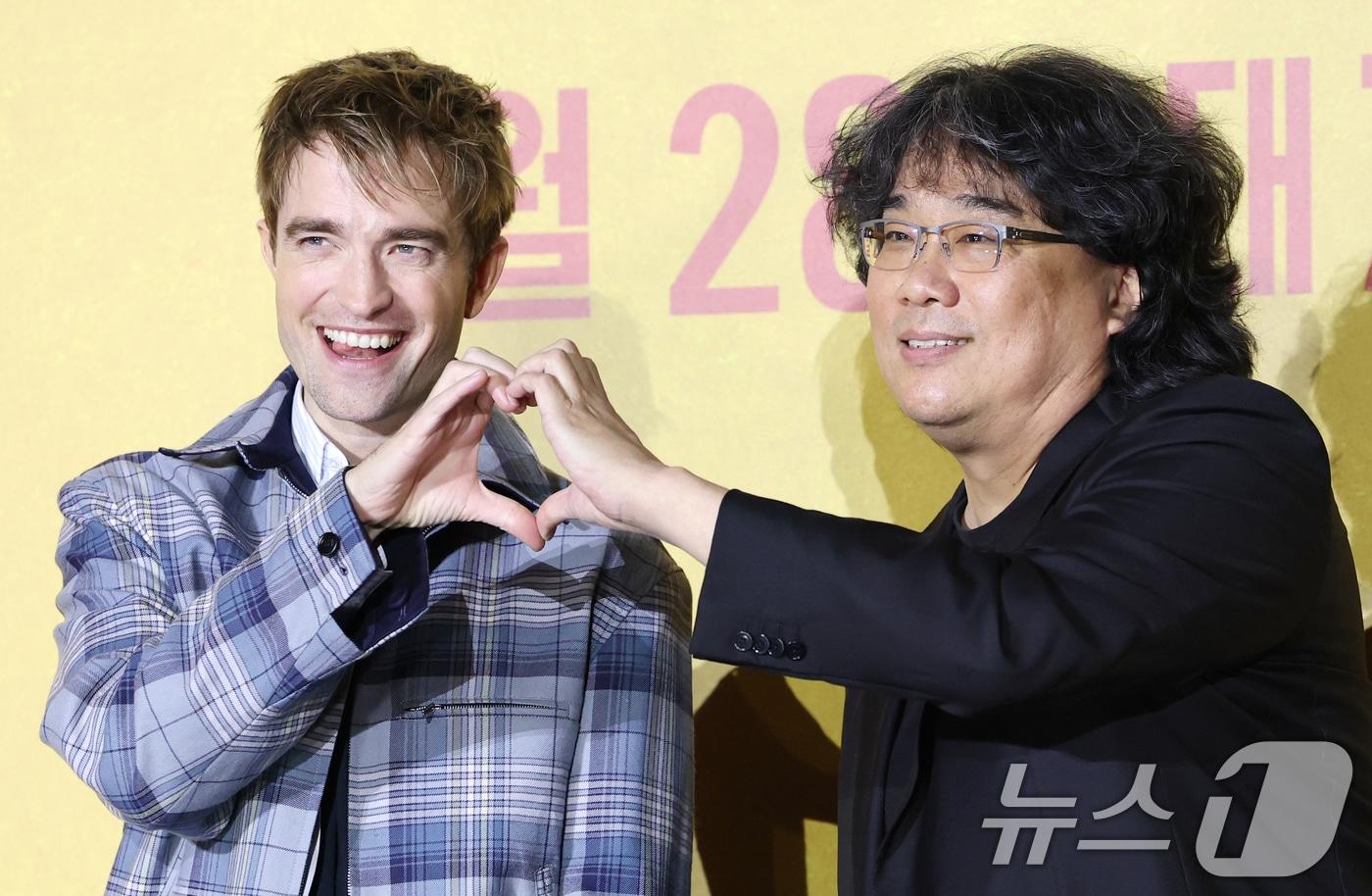 본문 이미지 - 배우 로버트 패틴슨과 봉준호 감독(오른쪽) 2025.1.20/뉴스1 ⓒ News1 권현진 기자