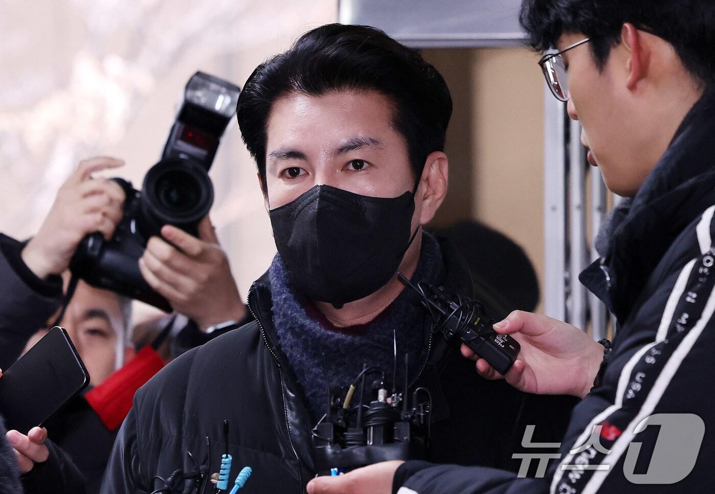 김신 대통령경호처 가족부장이 20일 오전 서울 서대문구 경찰 국가수사본부 특별수사단에 출석하고 있다. 김 부장은 지난 3일 고위공직자범죄수사처(공수처)와 경찰의 윤석열 대통령에 대한 1차 체포영장 집행 시도를 저지한 혐의를 받는다. 2025.1.20/뉴스1 ⓒ News1 박지혜 기자