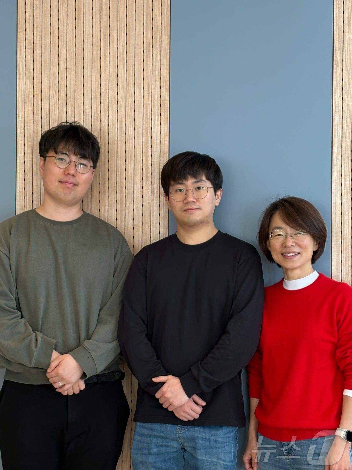 본문 이미지 - KAIST 전기및전자공학부 윤인수 교수&#40;왼쪽부터&#41;, 이승현 동문, 전산학부 류석영 교수. &#40;KAIST 제공&#41;/뉴스1