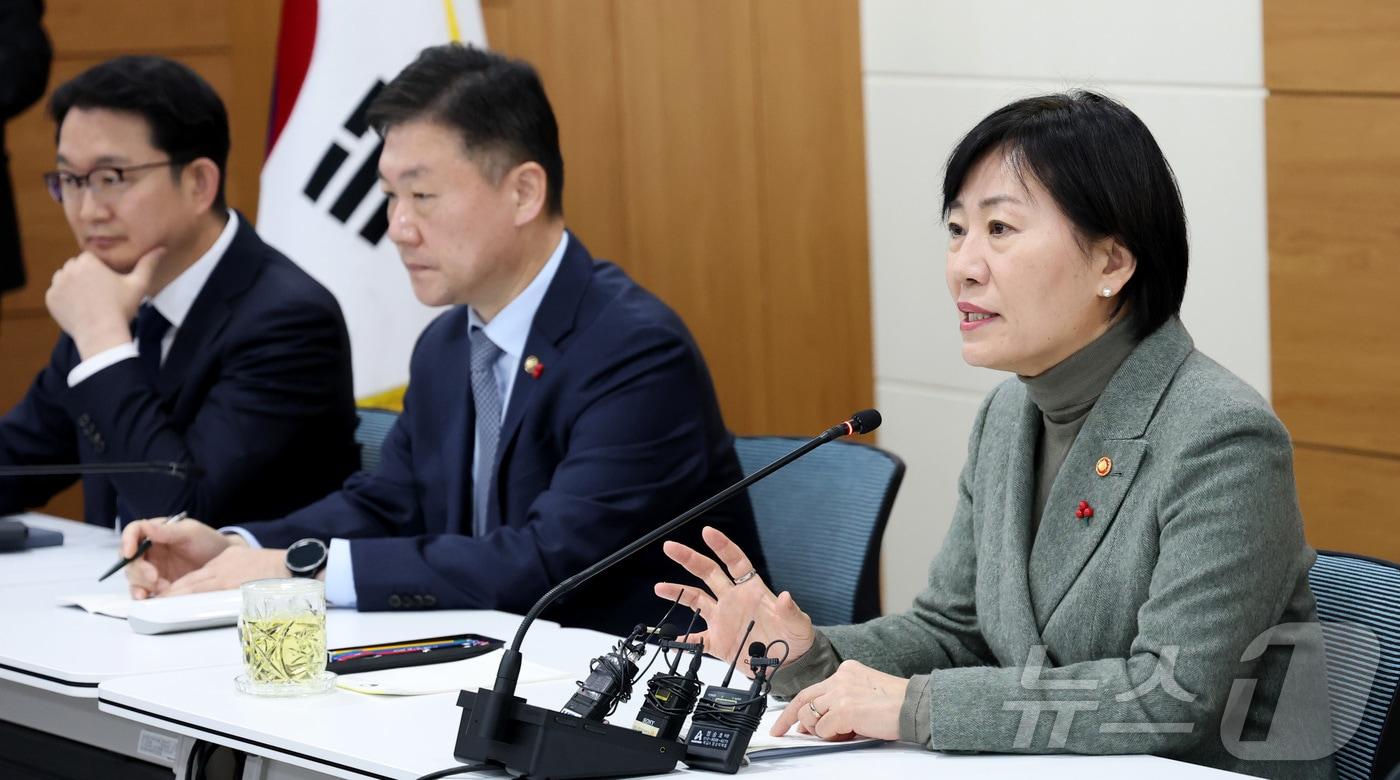 본문 이미지 - 송미령 농림축산식품부 장관이 20일 세종시 정부세종청사에서 열린 기자간담회에서 2025년 농식품부 주요업무 추진계획 및 설 수급안정대책 등을 설명하고 있다. 2025.1.20/뉴스1 ⓒ News1 김기남 기자