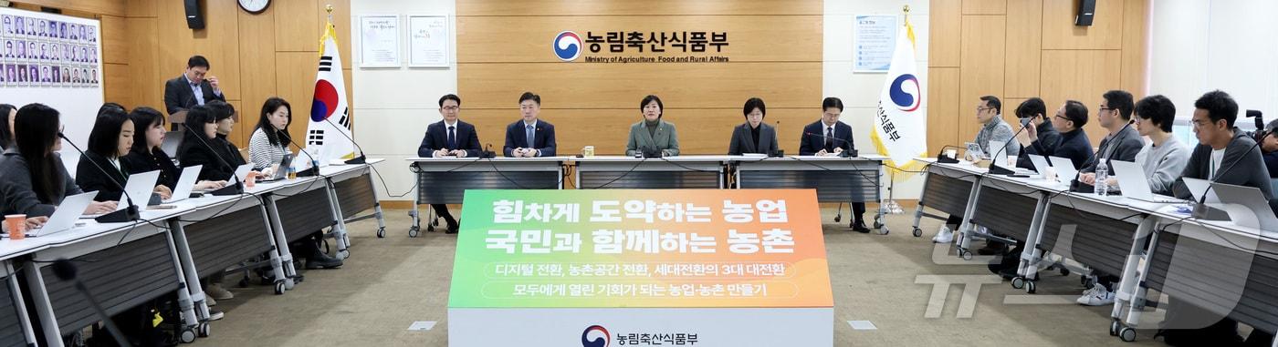 송미령 농림축산식품부 장관이 20일 세종시 정부세종청사에서 열린 기자간담회에서 2025년 농식품부 주요업무 추진계획 및 설 수급안정대책 등을 설명하고 있다. 2025.1.20/뉴스1 ⓒ News1 김기남 기자