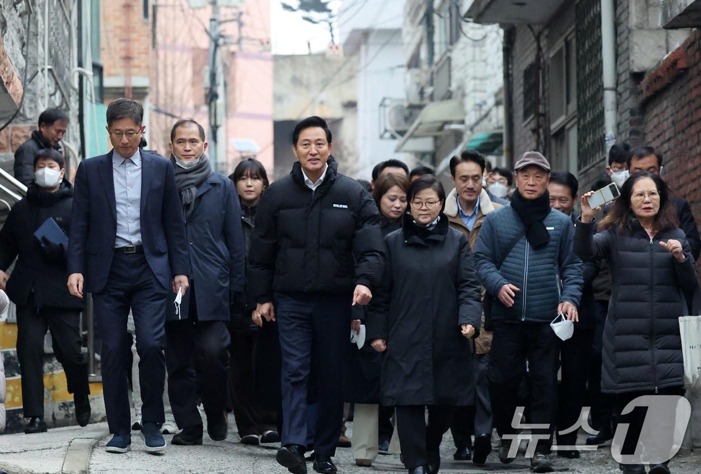 오세훈 서울시장이 20일 오전 규제철폐 6호 &#39;입체공원&#39;을 도입할 서울 강북구 미아동 130일대&#40;미아역 인근&#41; 재개발 현장을 방문해 이순희 강북구청장 등 관계자들과 함께 현장을 둘러보고 있다. 2025.1.20/뉴스1 ⓒ News1 오대일 기자