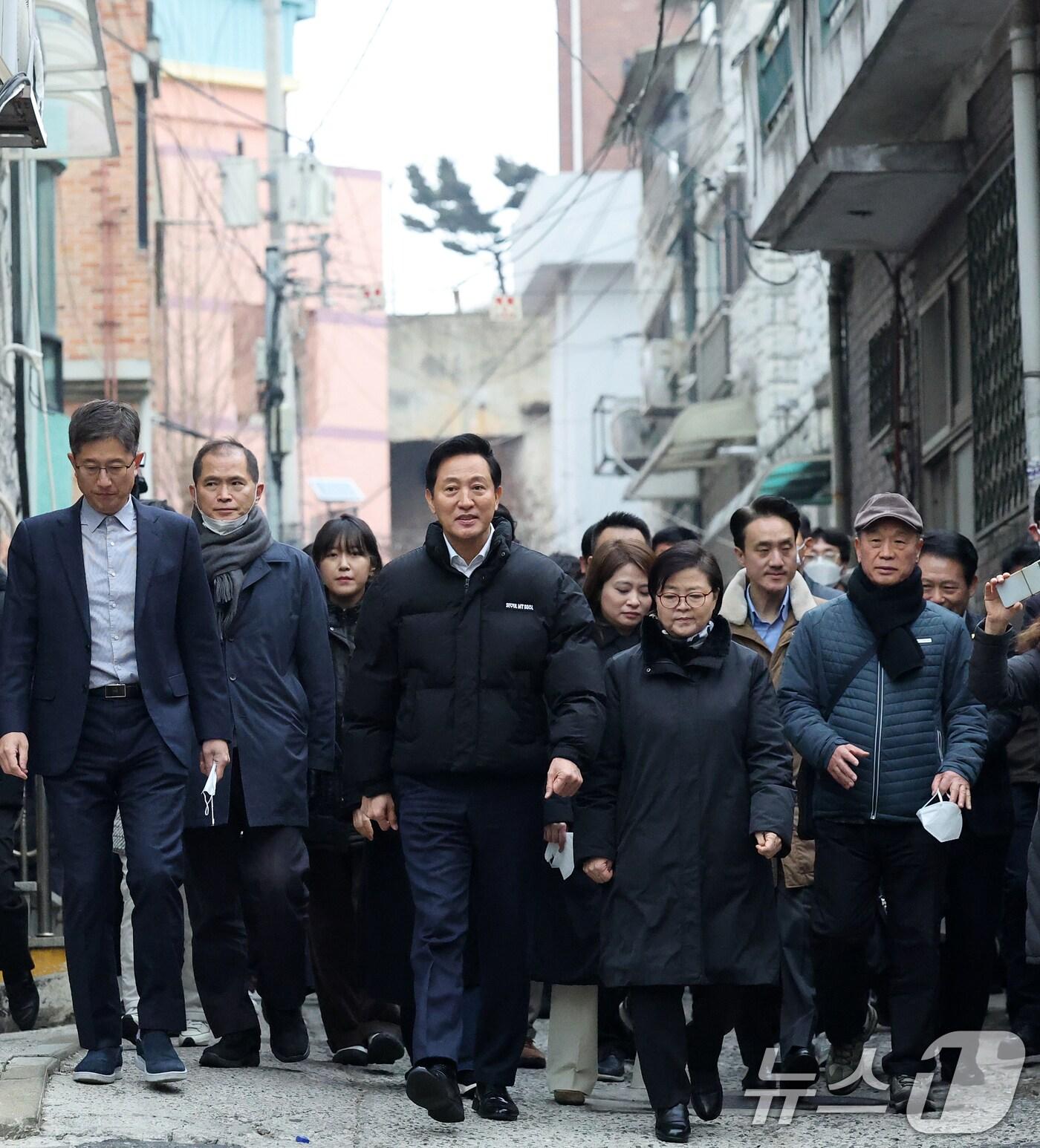 본문 이미지 - 오세훈 서울시장이 20일 오전 규제철폐 6호 '입체공원'을 도입할 서울 강북구 미아동 130일대(미아역 인근) 재개발 현장을 방문해 이순희 강북구청장 등 관계자들과 함께 현장을 둘러보고 있다. 입체공원이란 건물 앞, 옆 등에 평면적으로 조성되는 공원이 아니라 쇼핑센터 등 상업시설, 공연장 등 문화시설 같은 타 기반 시설 상부를 공원으로 조성하는 방식이다. 2025.1.20/뉴스1 ⓒ News1 오대일 기자
