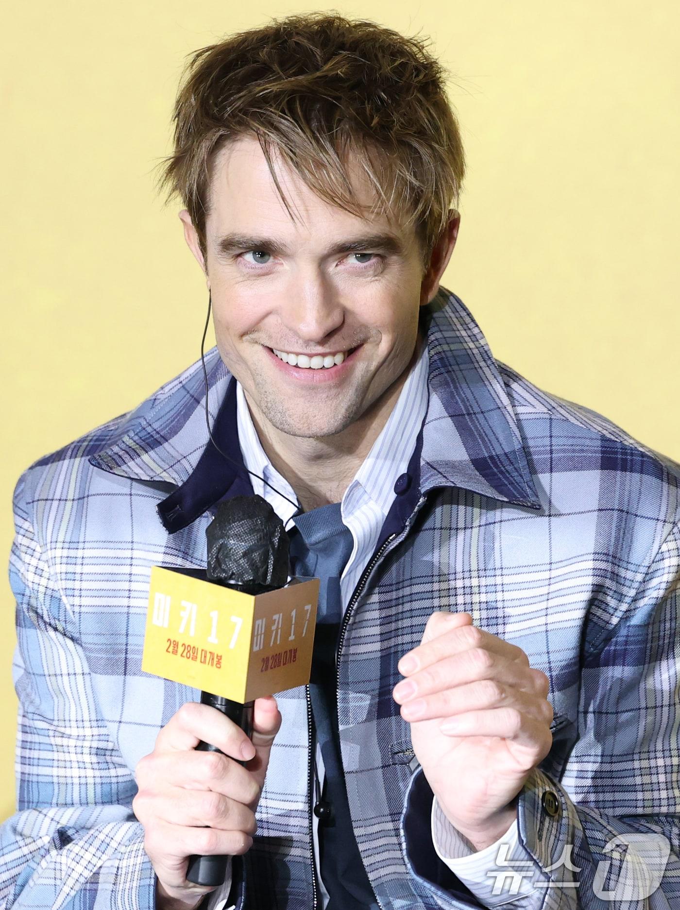 본문 이미지 - 배우 로버트 패틴슨이 20일 서울 용산구 CGV 용산아이파크몰에서 열린 영화 '미키17'(감독 봉준호) 내한 기자간담회에 참석해 봉감독과의 작업에 대해 이야기 하고 있다. '미키17'은 위험한 일에 투입되는 소모품(익스펜더블)으로, 죽으면 다시 프린트되는 ‘미키’(로버트 패틴슨 분)가 17번째 죽음의 위기를 겪던 중, 그가 죽은 줄 알고 '미키 18'이 프린트되면서 벌어지는 예측불허의 이야기를 그린 작품이다. 2025.1.20/뉴스1 ⓒ News1 권현진 기자