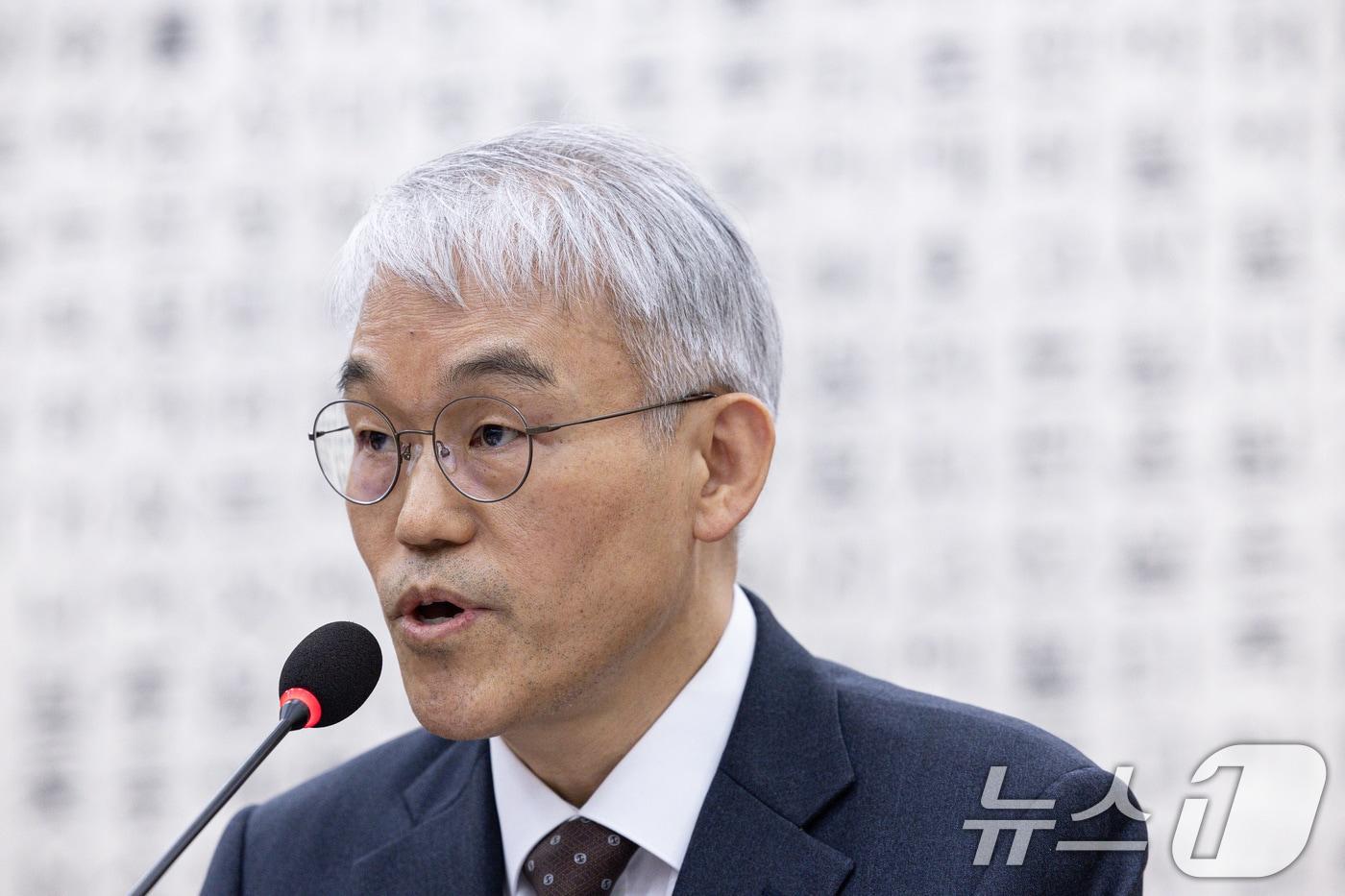 천대엽 법원행정처 처장이 20일 오전 서울 여의도 국회에서 열린 제421회 국회&#40;임시회&#41; 법제사법위원회&#40;법사위&#41; 제2차 전체회의에서 서울서부지방법원 소요사태 관련 보고를 하고 있다. 2025.1.20/뉴스1 ⓒ News1 이재명 기자