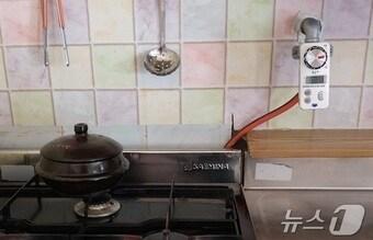 본문 이미지 - 대전시가 취약계층에 보급한 가스 타이머콕 설치 모습.(대전시 제공)/뉴스1 