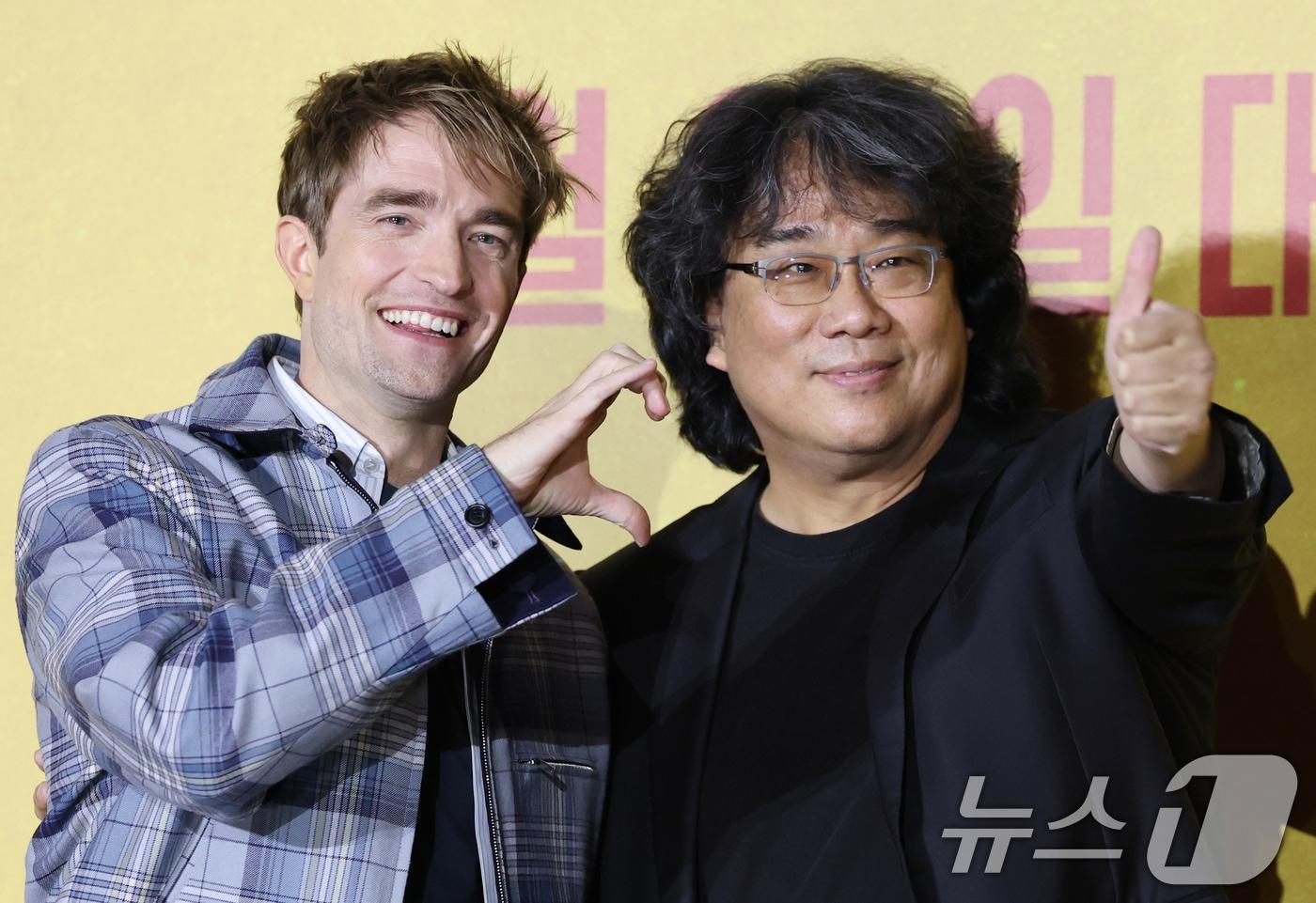 봉준호 감독(오른쪽)과 배우 로버트 패틴슨이 20일 서울 용산구 CGV 용산아이파크몰에서 열린 영화 '미키17' 내한 기자간담회에 참석해 포즈를 취하고 있다. '미키17'은 위험한 일에 투입되는 소모품(익스펜더블)으로, 죽으면 다시 프린트되는 ‘미키’(로버트 패틴슨 분)가 17번째 죽음의 위기를 겪던 중, 그가 죽은 줄 알고 '미키 18'이 프린트되면서 벌어지는 예측불허의 이야기를 그린 작품이다. 2025.1.20/뉴스1 ⓒ News1 권현진 기자