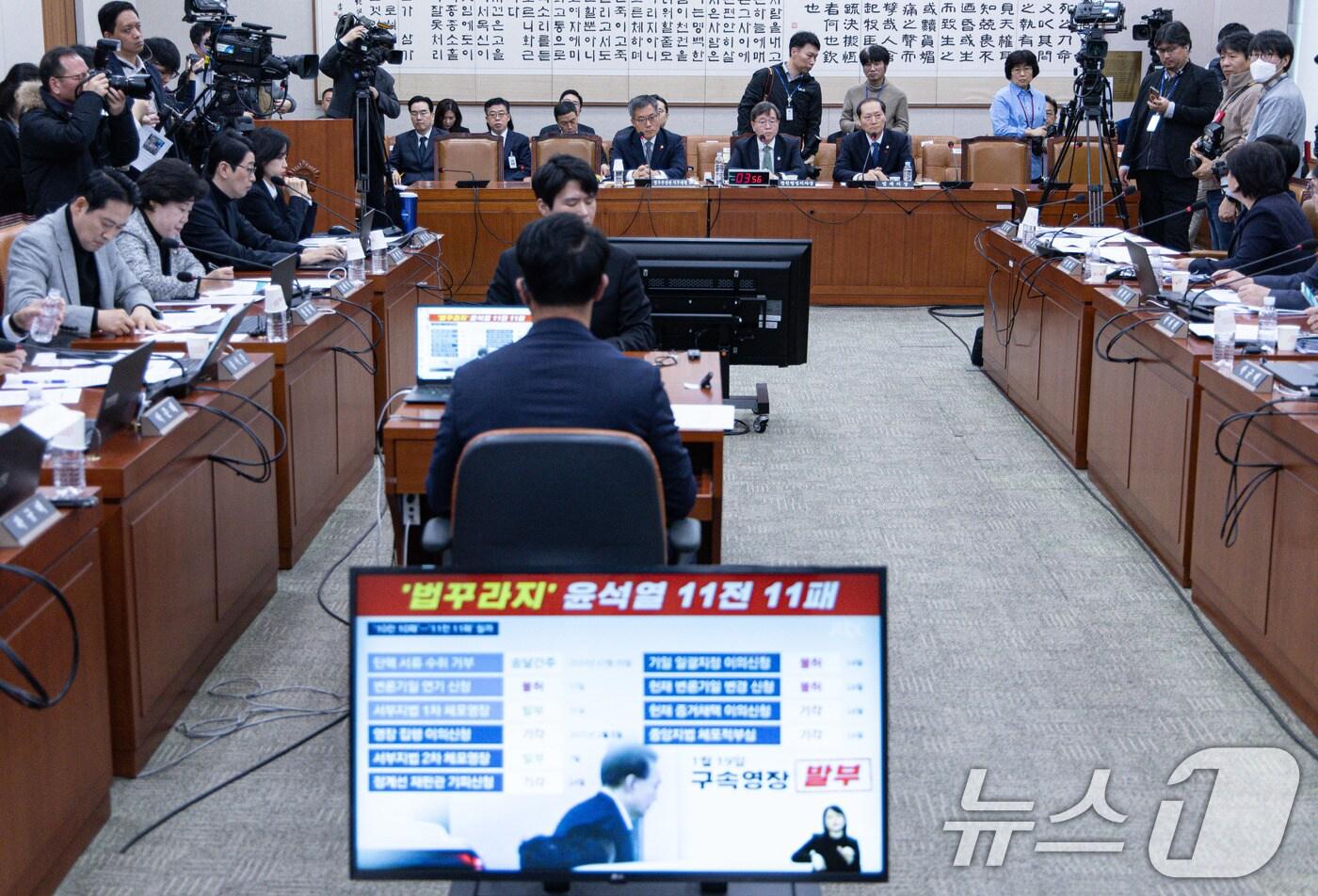 서영교 더불어민주당 의원이 20일 오전 서울 여의도 국회에서 열린 제421회 국회(임시회) 법제사법위원회(법사위) 제2차 전체회의에서 배형원 법원행정처 차장에게 서울서부지방법원 소요사태 관련 질의를 하고 있다. 2025.1.20/뉴스1 ⓒ News1 이재명 기자