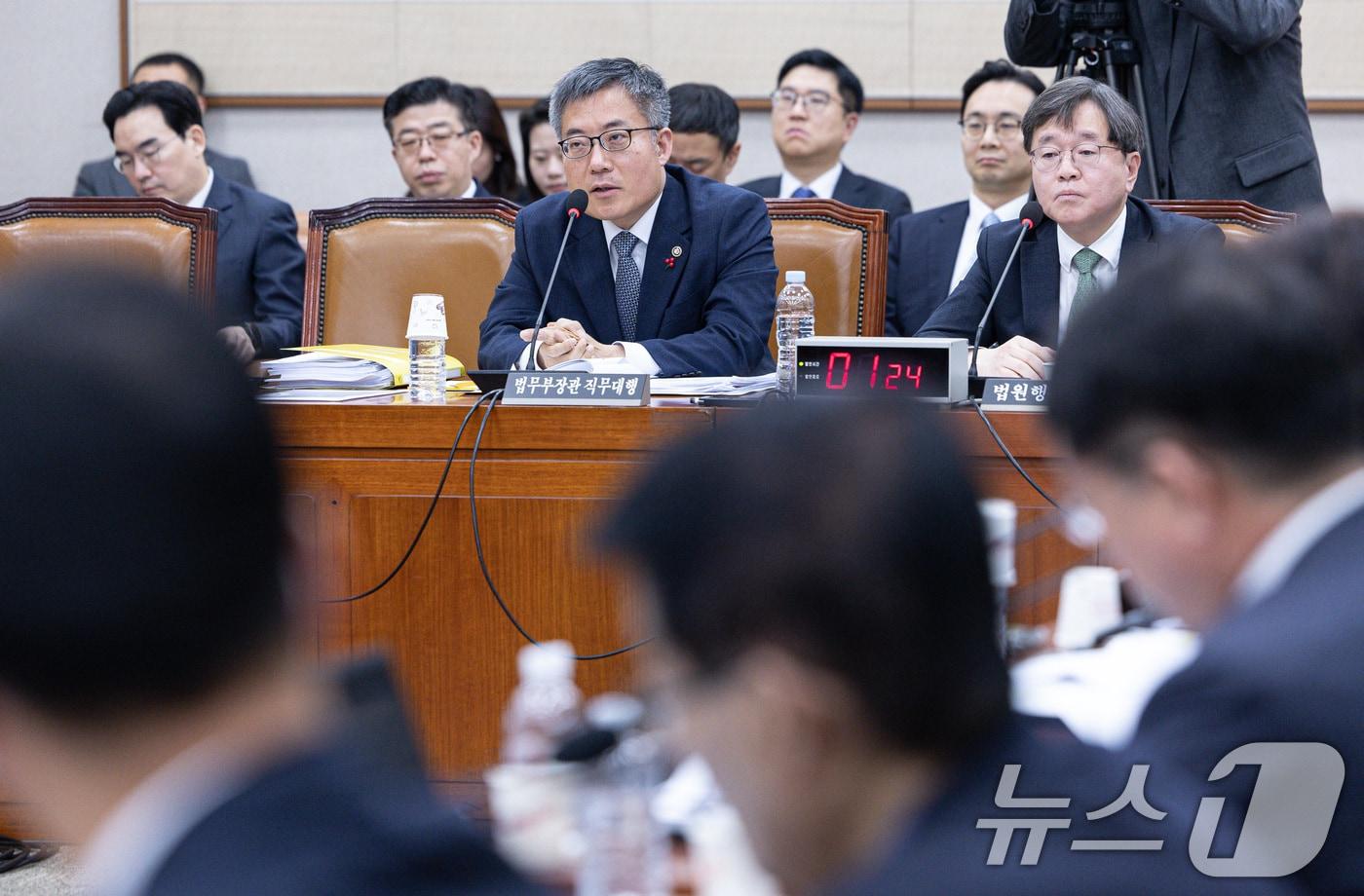 김석우 법무부장관 직무대행이 20일 오전 서울 여의도 국회에서 열린 제421회 국회&#40;임시회&#41; 법제사법위원회&#40;법사위&#41; 제2차 전체회의에서 서울서부지방법원 사태 관련 의원 질의에 답변하고 있다. 2025.1.20/뉴스1 ⓒ News1 이재명 기자