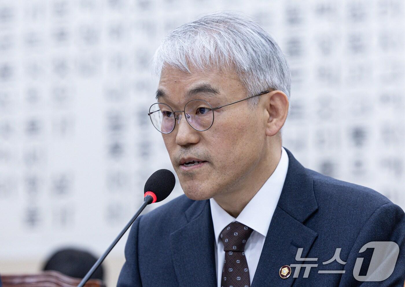 천대엽 법원행정처 처장이 20일 오전 서울 여의도 국회에서 열린 제421회 국회(임시회) 법제사법위원회(법사위) 제2차 전체회의에서 서울서부지방법원 소요사태 관련 보고를 하고 있다. 2025.1.20/뉴스1 ⓒ News1 이재명 기자