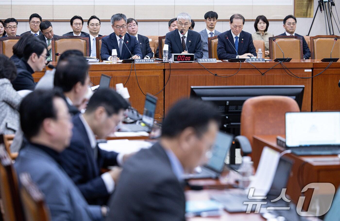 천대엽 법원행정처 처장이 20일 오전 서울 여의도 국회에서 열린 제421회 국회(임시회) 법제사법위원회(법사위) 제2차 전체회의에서 서울서부지방법원 소요사태 관련 보고를 하고 있다. 2025.1.20/뉴스1 ⓒ News1 이재명 기자