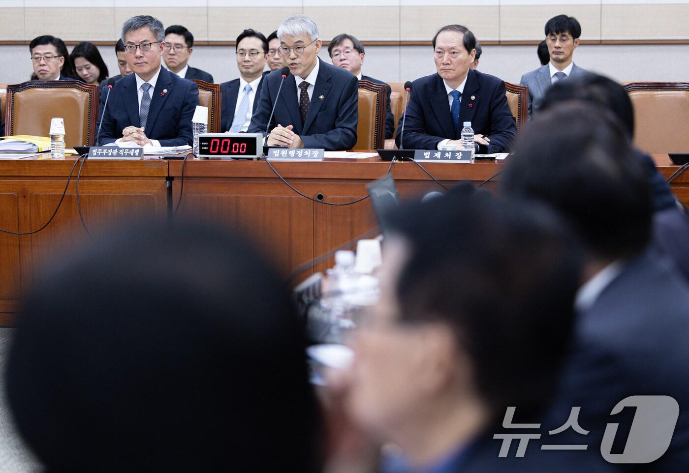 천대엽 법원행정처 처장이 20일 오전 서울 여의도 국회에서 열린 제421회 국회&#40;임시회&#41; 법제사법위원회&#40;법사위&#41; 제2차 전체회의에서 서울서부지방법원 소요사태 관련 보고를 하고 있다. 2025.1.20/뉴스1 ⓒ News1 이재명 기자