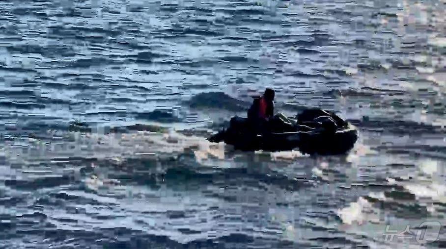 본문 이미지 -  19일 오전 중국인 일가족이 고무모트를 타고 부산 송정 인근 공수항 남동방 11.6해리 공해상에서 일본으로 밀출국을 시도하고 있다.2024.1.19.(부산해경 제공)