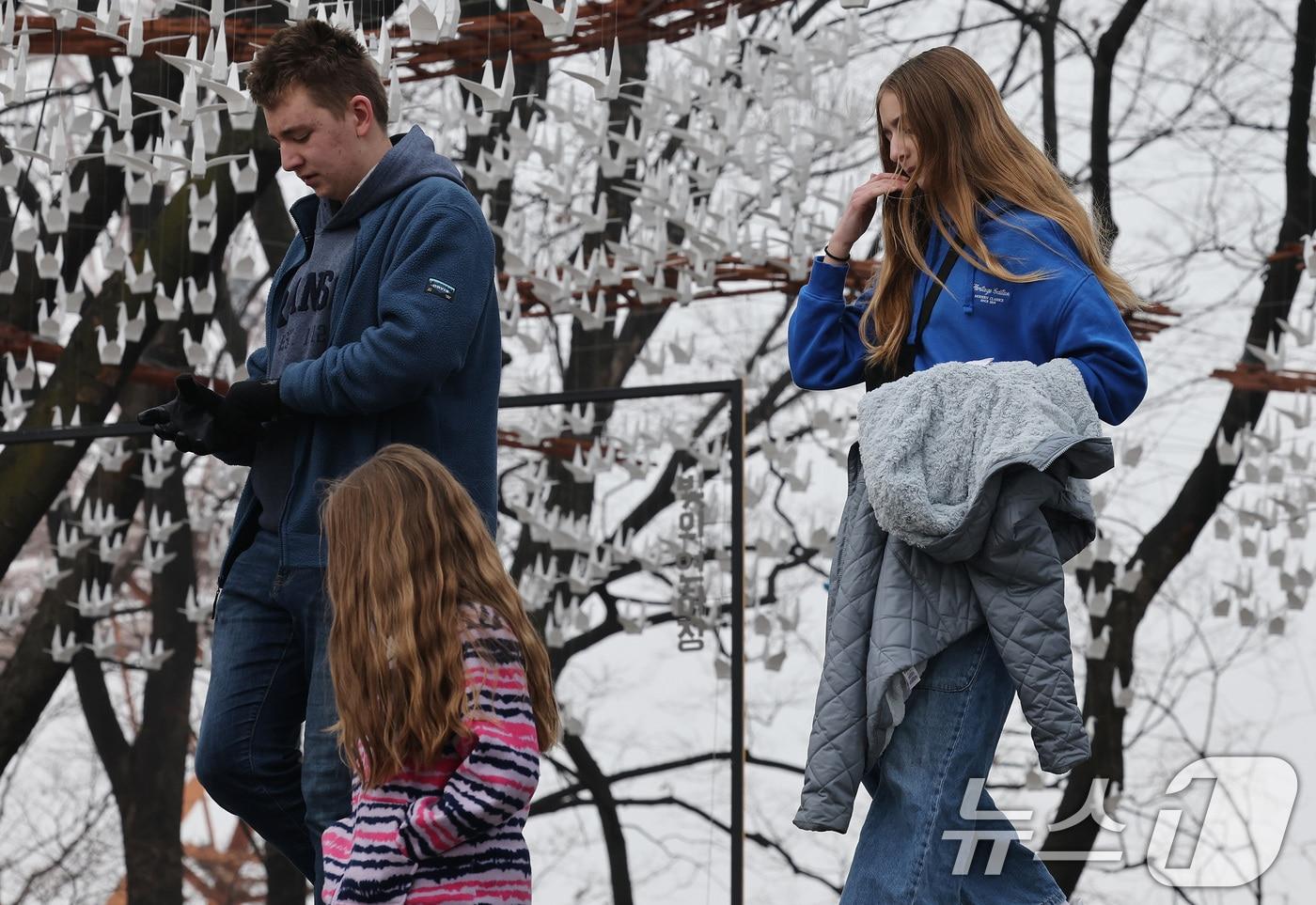 본문 이미지 - 서울 남산을 찾은 외국인 관광객들이 외투를 손에 들고 이동하고 있다.(사진은 기사 내용과 무관함) / 뉴스1 ⓒ News1