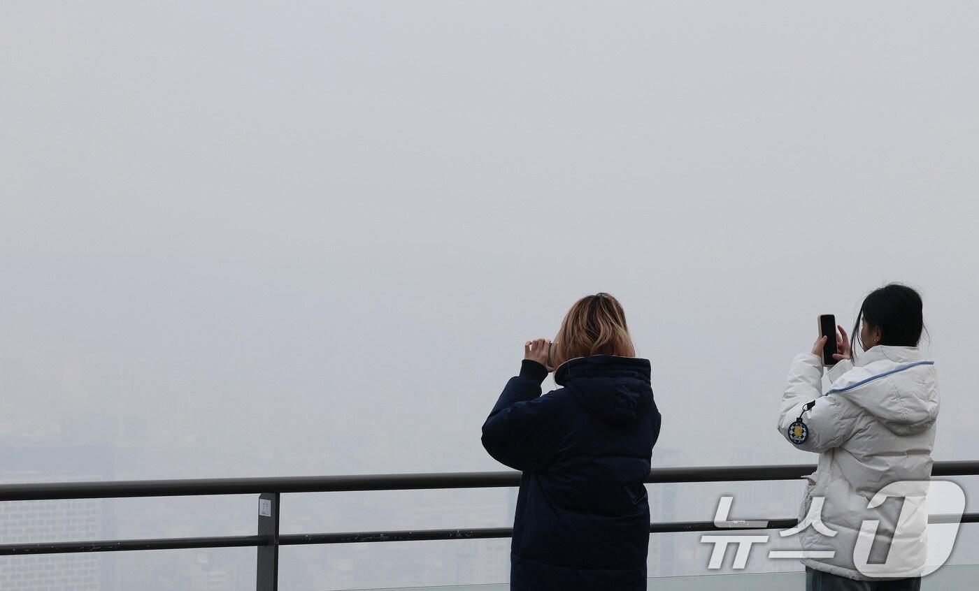 초미세먼지 농도가 나쁨 수준을 보인 20일 서울 중구 남산에서 바라본 서울 도심이 뿌옇게 보이고 있다. 2025.1.20/뉴스1 ⓒ News1 이동해 기자