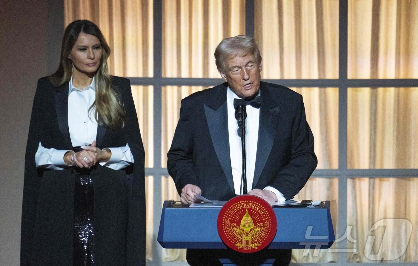 도널드 트럼프 미국 대통령 당선인과 부인 멜라니아 여사가 19일&#40;현지시간&#41; 취임을 하루 앞두고 워싱턴 국립 건축 박물관에서 열린 캔들라이트 디너에 참석을 하고 있다. 2025.01,20 ⓒ AFP=뉴스1 ⓒ News1 우동명 기자