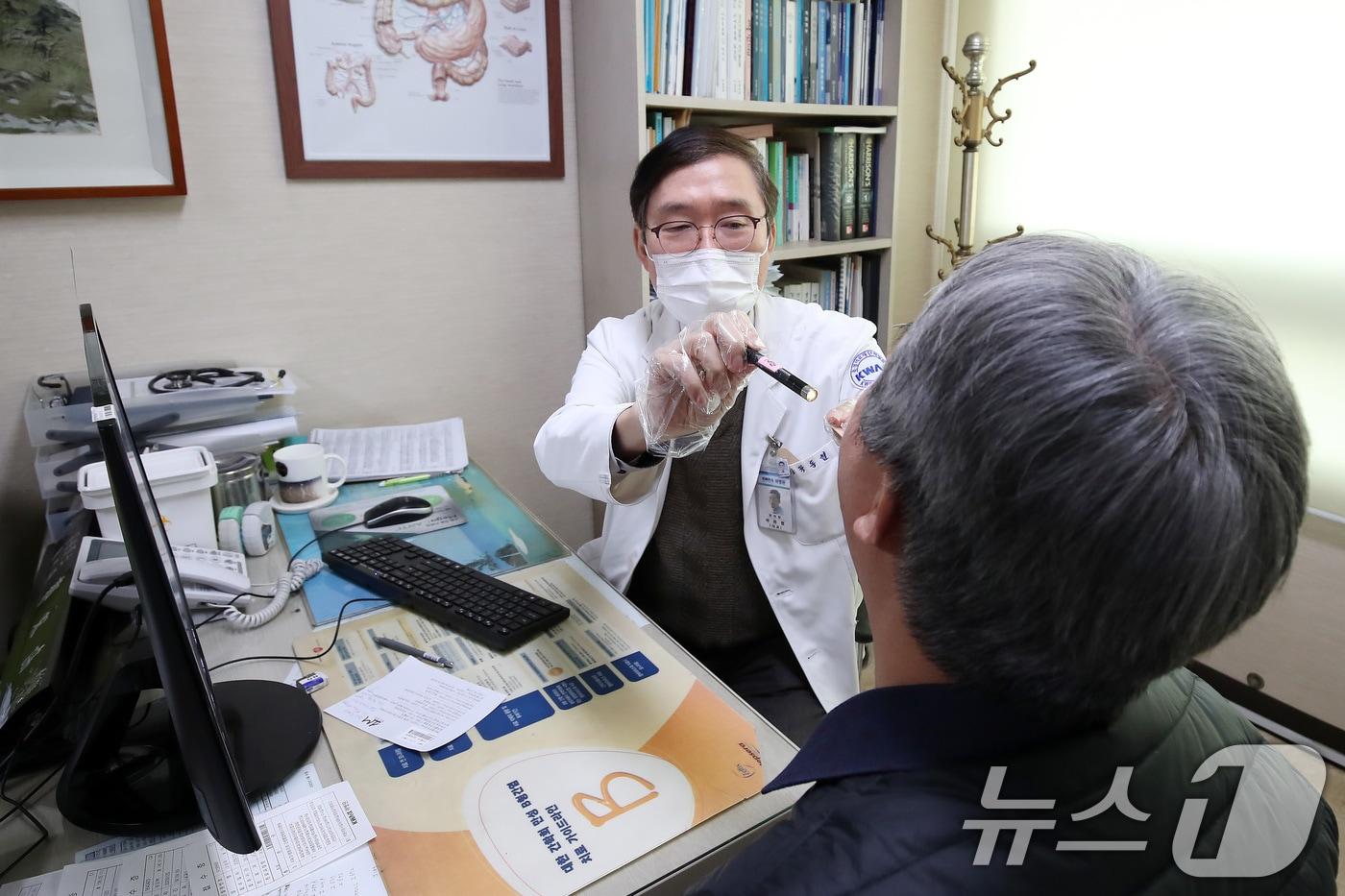 본문 이미지 - 대구의 한 종합병원에서 의사가 환자를 진료하고 있다.  (사진은 기사 내용과 무관함) / 뉴스1 ⓒ News1 