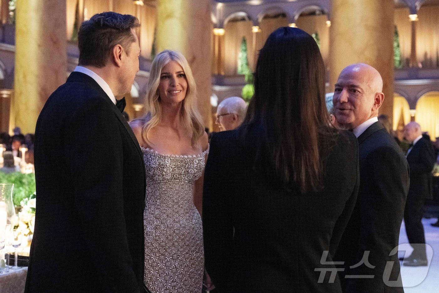 일론 머스크 테슬라 CEO,&#40;좌&#41; 제프 베조스 아마존 창업자&#40;우&#41;가 도널드 트럼프 미국 대통령의 딸 이방카와 대화하는 모습. ⓒ AFP=뉴스1 ⓒ News1 우동명 기자