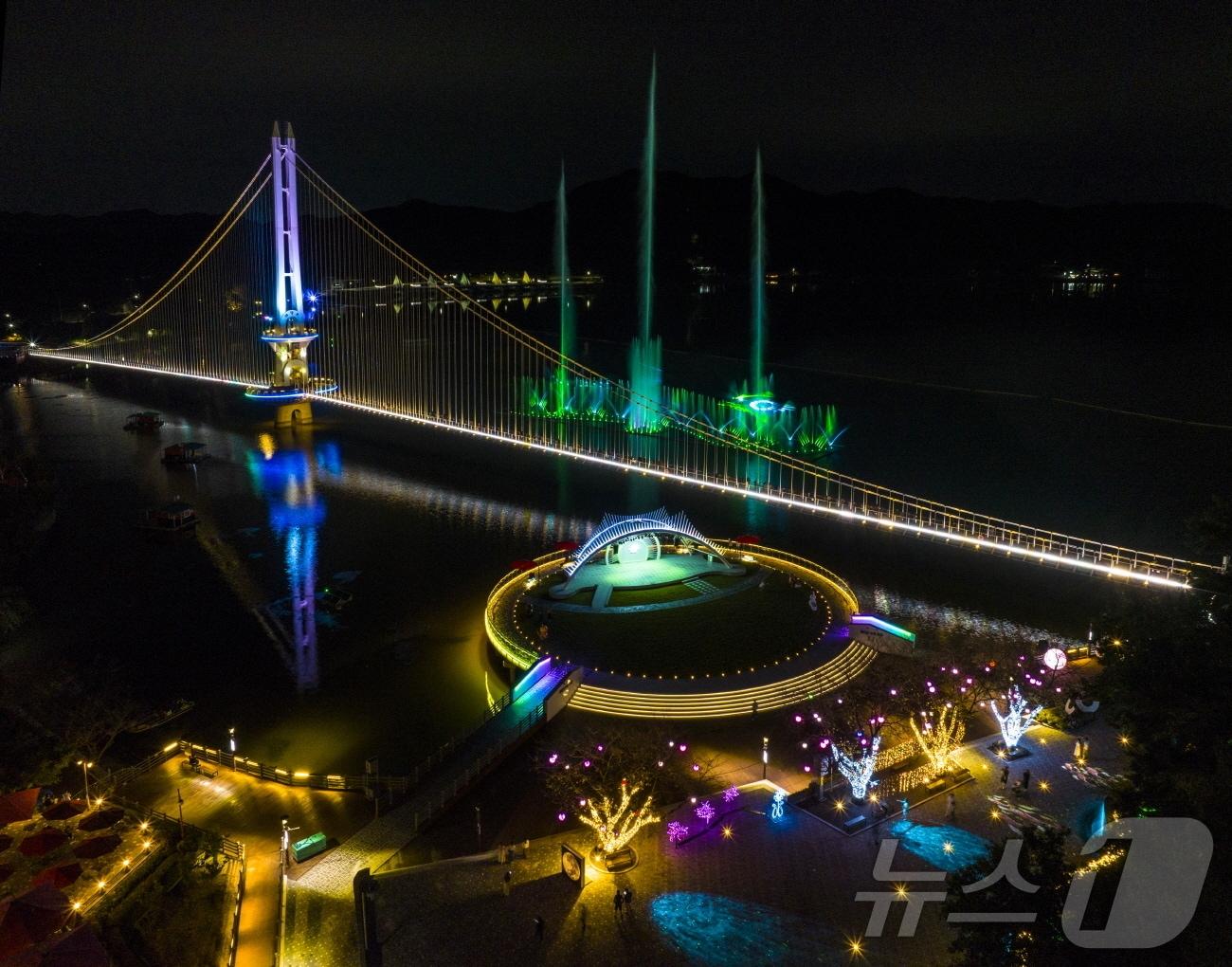 본문 이미지 - 예당호 관광지 야경 모습.(예산군 제공)/뉴스1