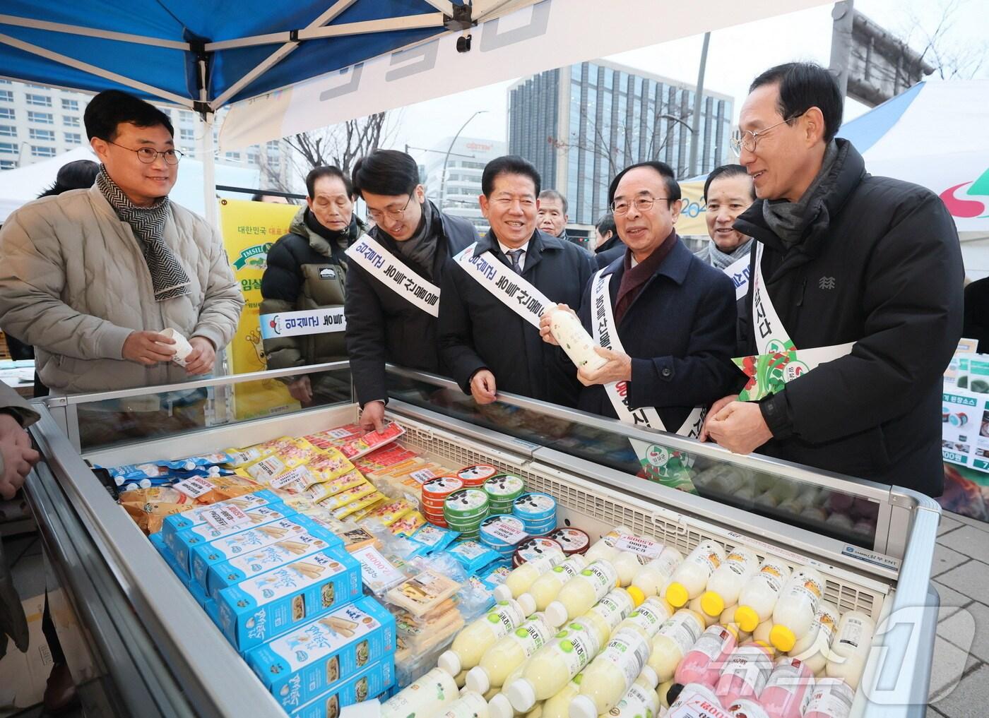 본문 이미지 - 심민 전북자치도 임실군수(오른쪽 두번째)가 서울 강서구에서 열린 직거래장터에서 농특산물 홍보를 하고 있다.(임실군 제공)2025.1.20/뉴스1
