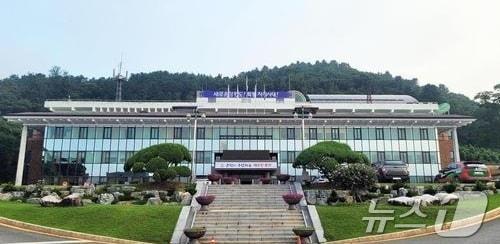 본문 이미지 - 홍천군청 전경./뉴스1