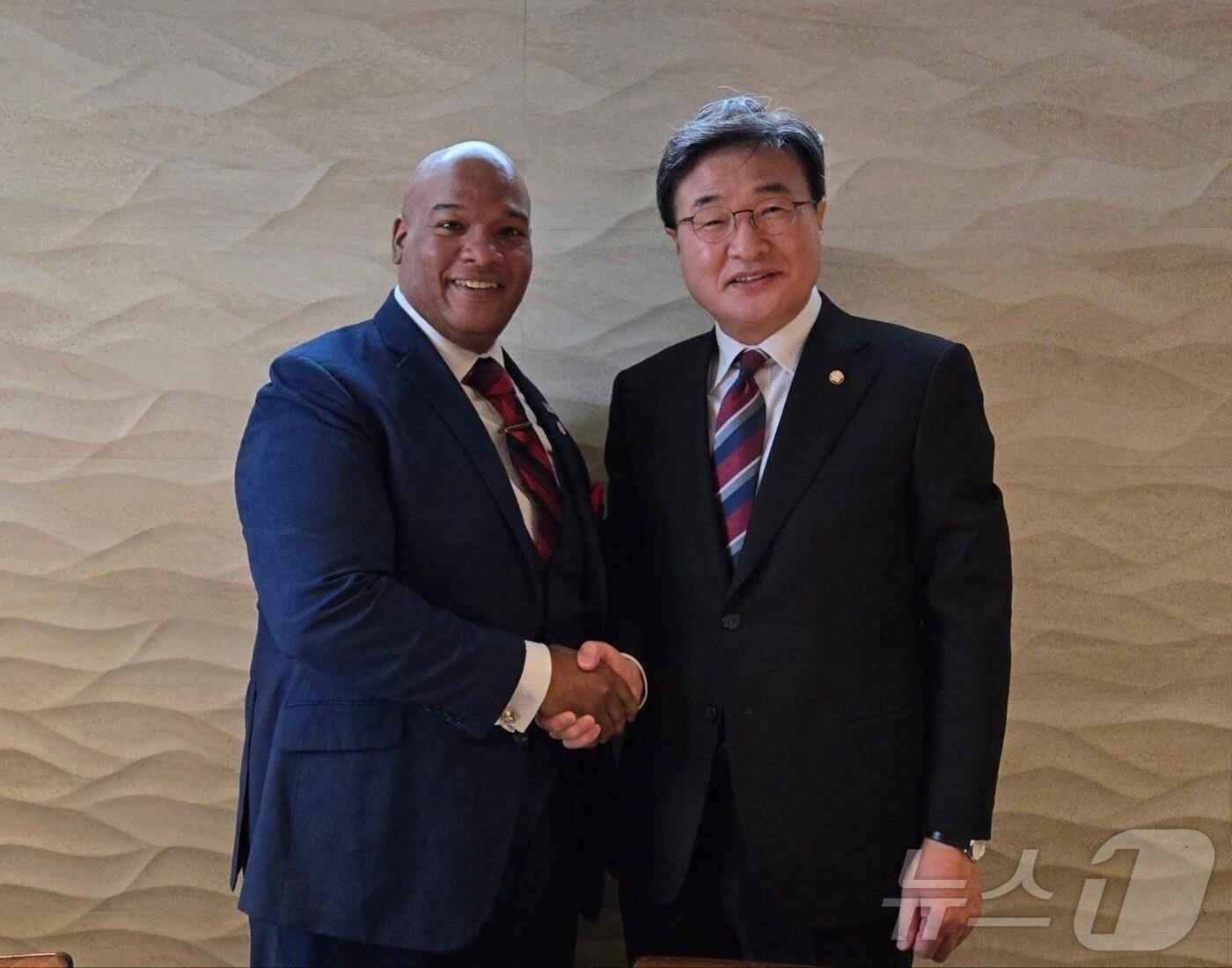 본문 이미지 - 김대식 의원(오른쪽)과 마크 번즈 백악관 수석 내정자가 악수하며 기념촬영을 하고 있다.(김대식 의원실 제공)