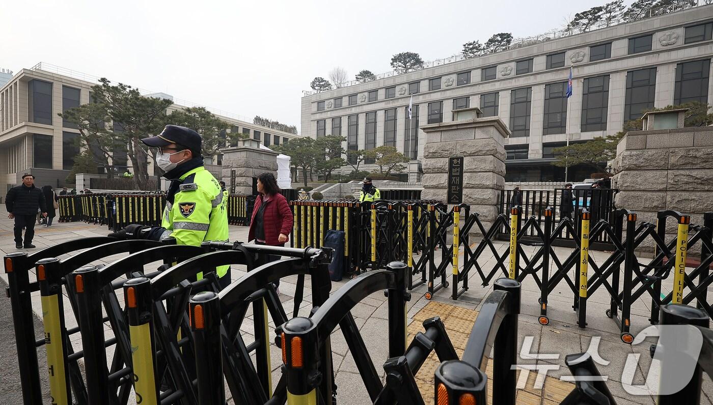 내란 우두머리 혐의로 구속된 윤석열 대통령의 탄핵 사건 3차 변론기일을 하루 앞둔 20일 오후 서울 종로구 헌법재판소에서 경찰들이 경계 근무를 서고 있다.  2025.1.20/뉴스1 ⓒ News1 김진환 기자