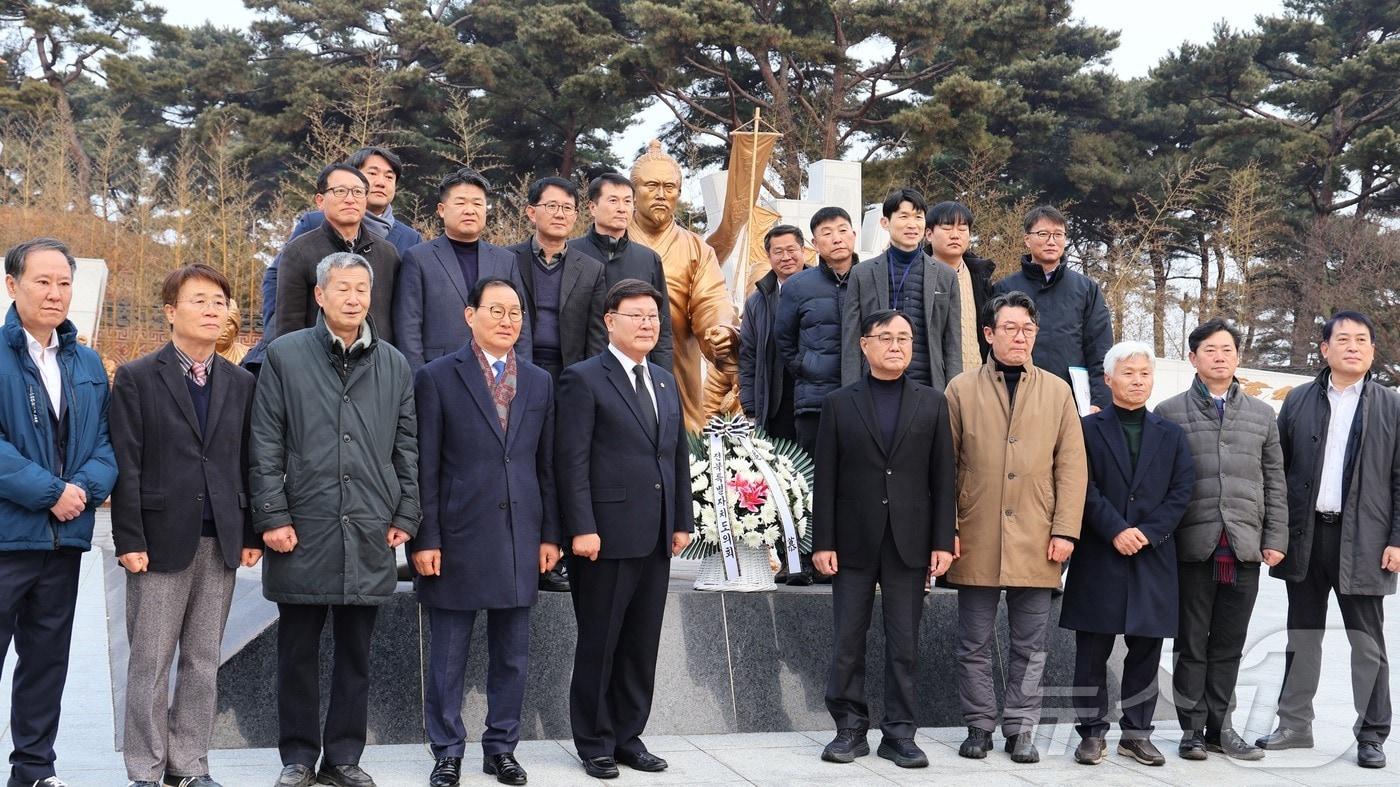 전북특별자치도의회 문승우 의장과 도의원들이 새해를 맞아 20일 동학농민혁명기념공원 추모관 등을 방문했다.(기념재단 제공)2025.1.20/뉴스1 