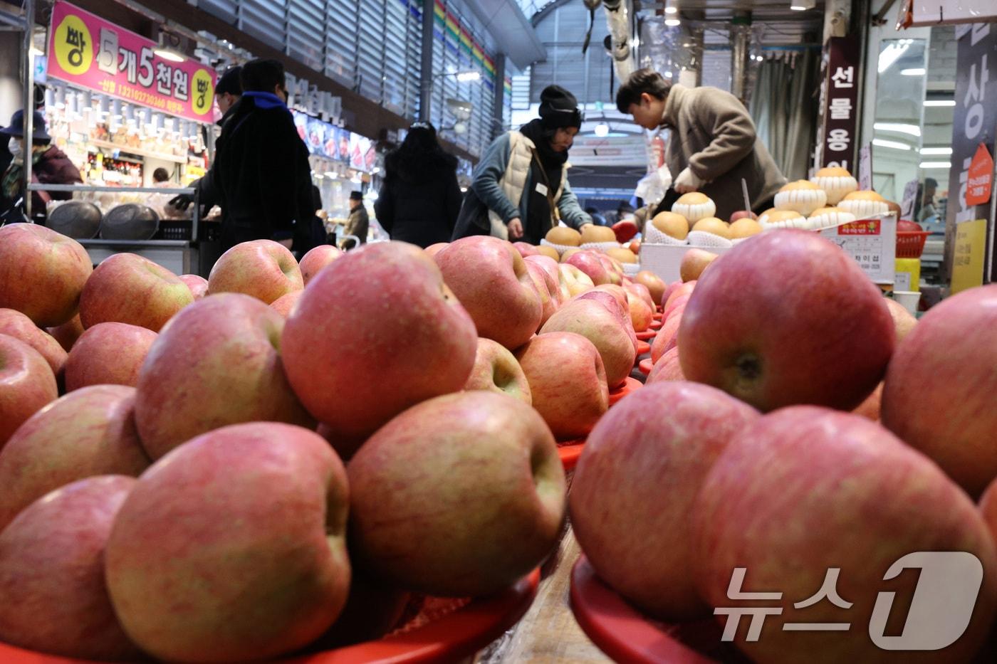 서울 동대문구 경동시장에서 제수용품을 고르는 시민들의 모습. 2025.1.20/뉴스1 ⓒ News1 신웅수 기자