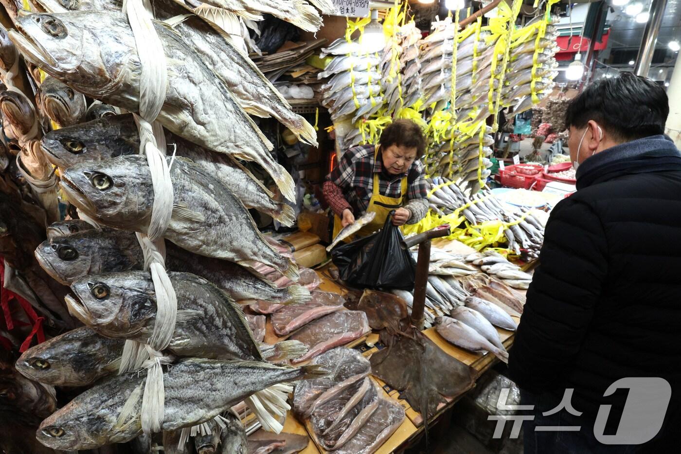 서울 동대문구 경동시장에서 제수용품을 고르는 시민들의 모습. 2025.1.20/뉴스1 ⓒ News1 신웅수 기자