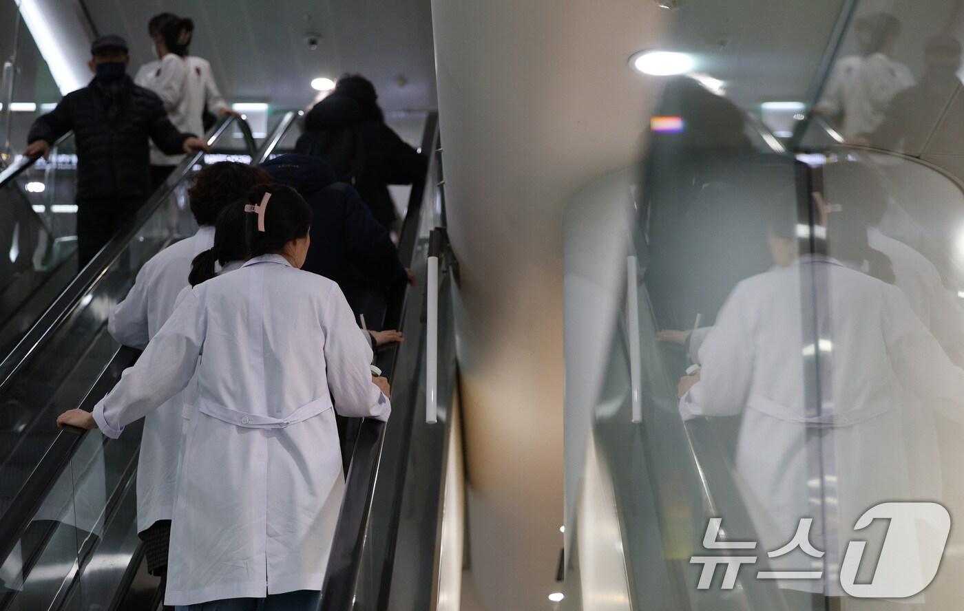 본문 이미지 - 올 3월부터 수련을 이어갈 레지던트 모집에 '빅5 병원'(국내 5대 대형 병원) 지원자가 10명 안팎으로 지원한 것으로 드러났다. 사진은 20일 서울의 한 대학병원 의료진의 모습. 2025.1.20/뉴스1 ⓒ News1 신웅수 기자