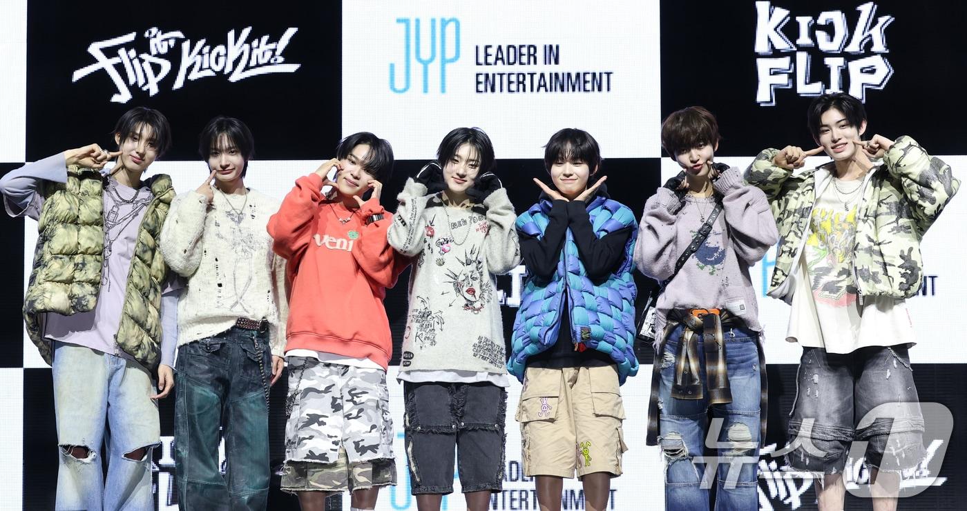 본문 이미지 - 그룹 킥플립(KickFlip)이 20일 오후 서울 광진구 광장동 예스24 라이브홀에서 가진 첫 번째 미니앨범 'Flip it, Kick it!' 발매 기념 쇼케이스에서 포즈를 취하고 있다. 2024.1.20./뉴스1 ⓒ News1 권현진 기자