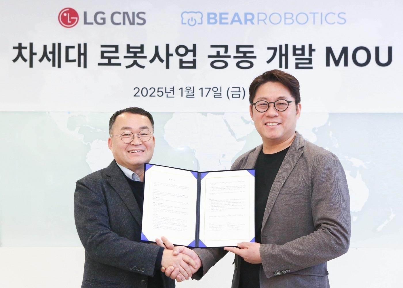 본문 이미지 - 이준호 LG CNS 상무(왼쪽)와 하정우 베어로보틱스 대표가 MOU 체결 후 기념사진을 촬영하는 모습 (LG CNS 제공)