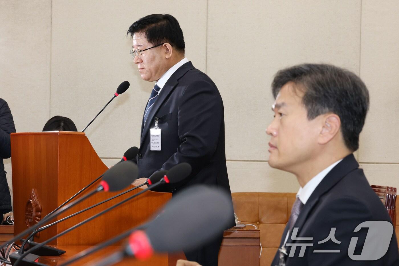 이호영 경찰청장 직무대행이 20일 오후 서울 여의도 국회에서 열린 행정안전위원회 전체회의에 출석해 서부지법 불법 폭력점거 시위사태와 관련 보고를 하고 있다. 오른쪽은 최현석 서울경찰청장 직무대행.2025.1.20/뉴스1 ⓒ News1 이광호 기자