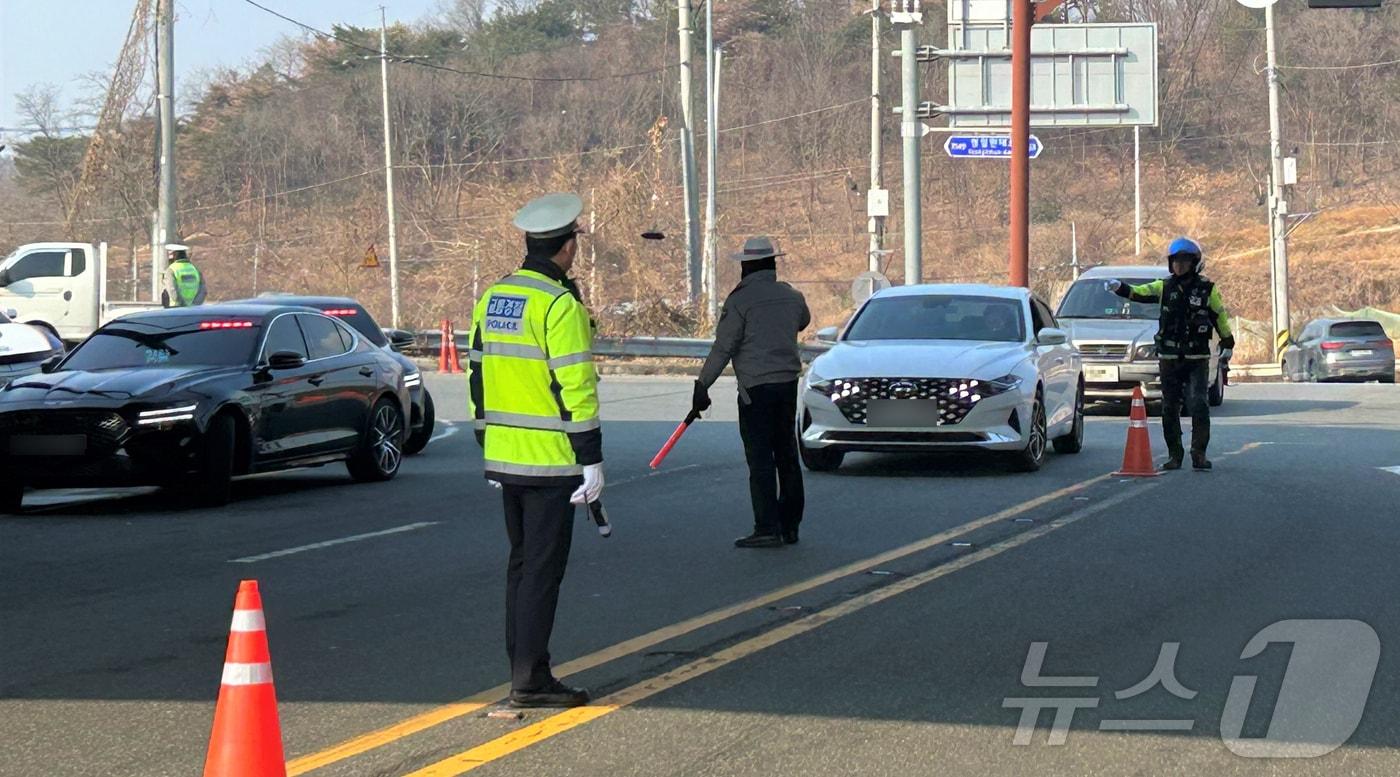 포항남부경찰서가 20일 경북경찰청 암행순찰팀과 합동으로 포항 오천시장에서 음주단속을 벌였다.&#40;포항남부경찰서 제공&#41; 2015.1.20/뉴스1