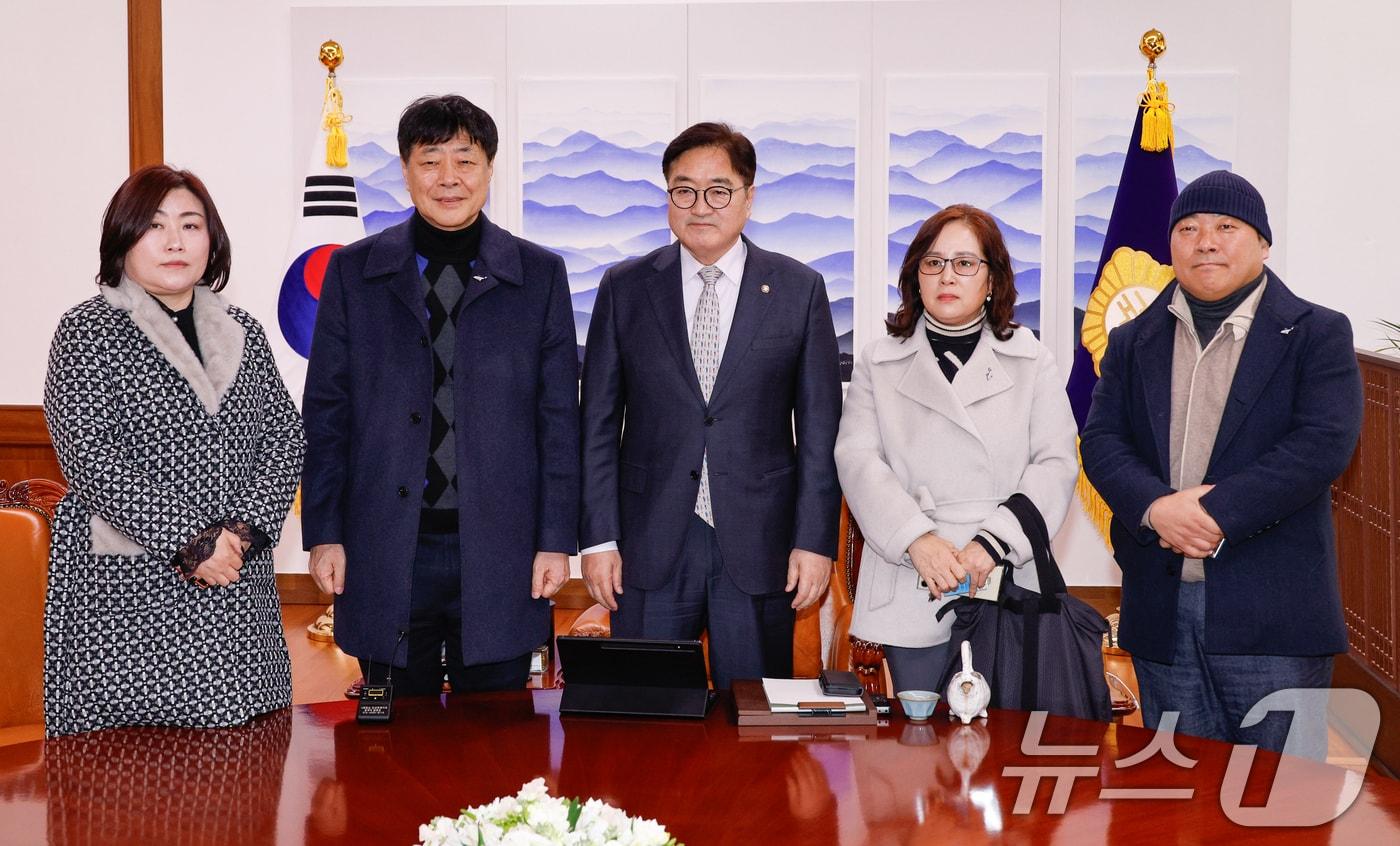 우원식 국회의장이 20일 오후 서울 여의도 국회에서 선석현 광주광역시관광협회 회장, 강혜련 이사, 양해경 이사, 김재국 한국여행업사업협동조합 이사장과 광주전남 관광산업 위기상황 긴급간담회에 앞서 기념 촬영하고 있다. 2025.1.20/뉴스1 ⓒ News1 안은나 기자