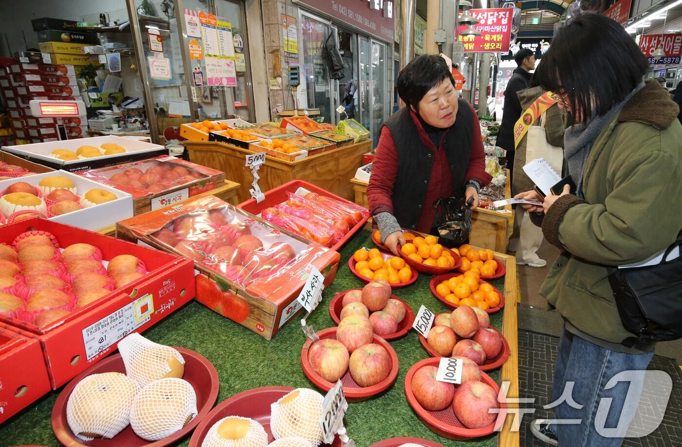 설 명절을 앞두고 20일 대전 중구 산성시장에서 시민이 장을 보고 있다. 2025.1.20/뉴스1 ⓒ News1 김기태 기자